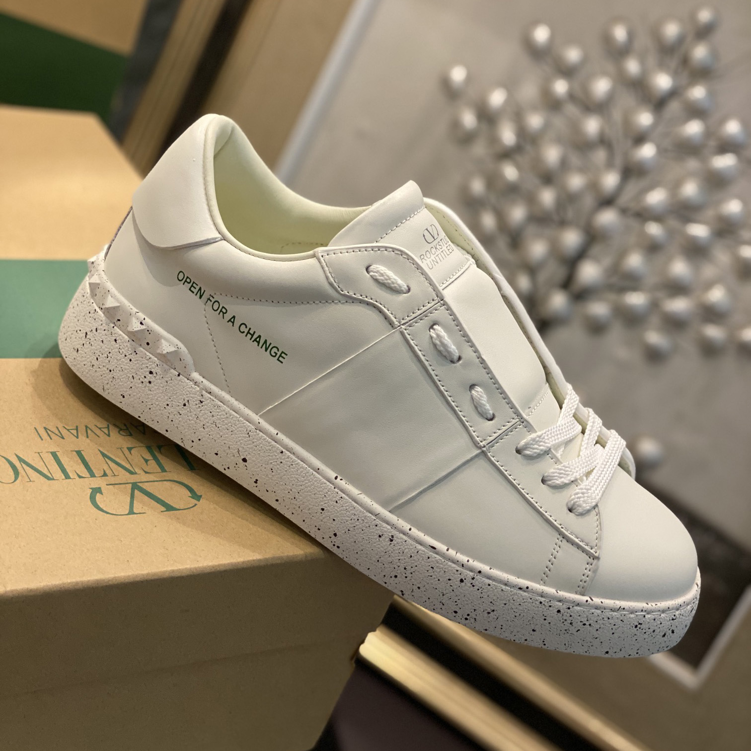 Valenti  Open For A Change Sneaker In Bio-Based Material In White - DesignerGu