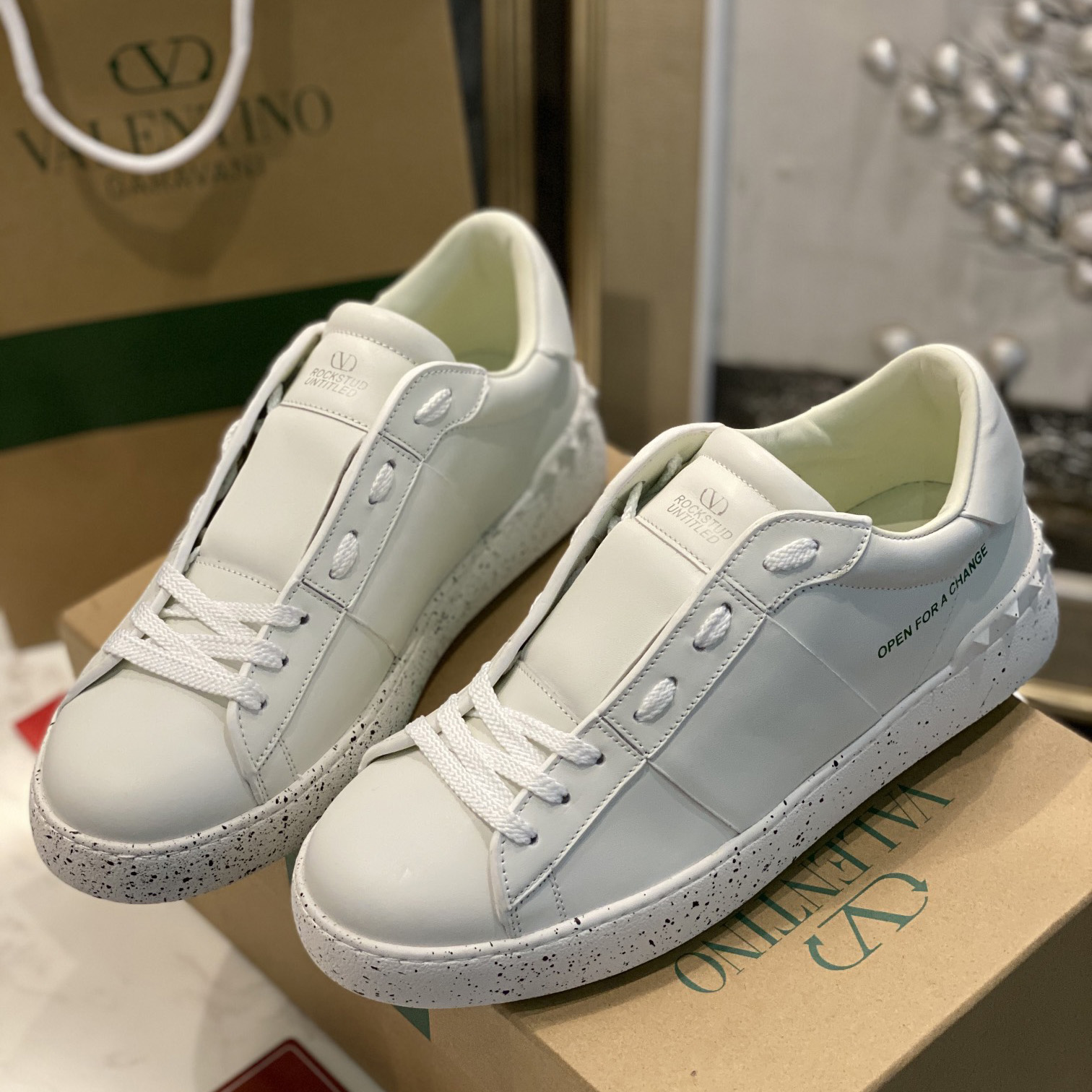 Valenti  Open For A Change Sneaker In Bio-Based Material In White - DesignerGu