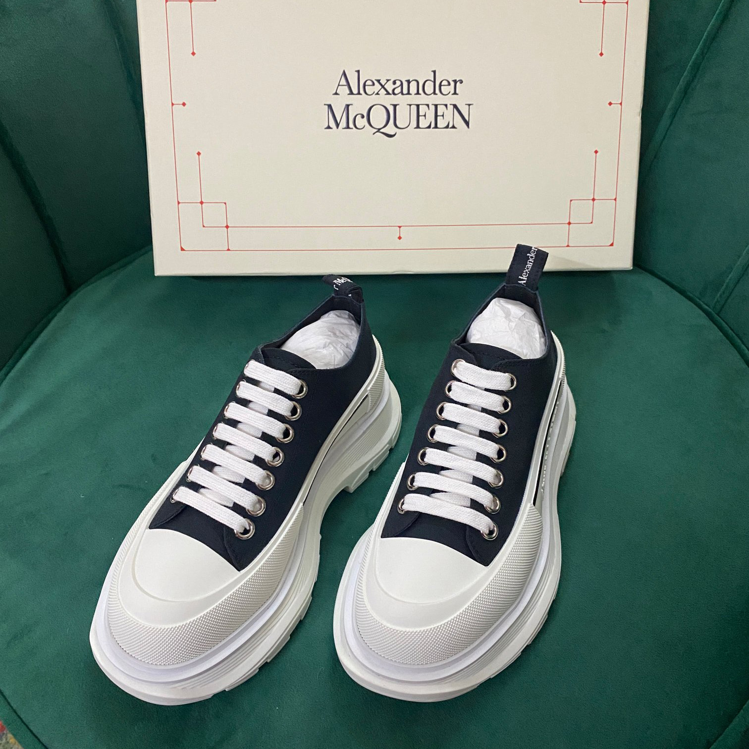 Alexander Mqueen Tread Slick Lace Up in Black/white - DesignerGu