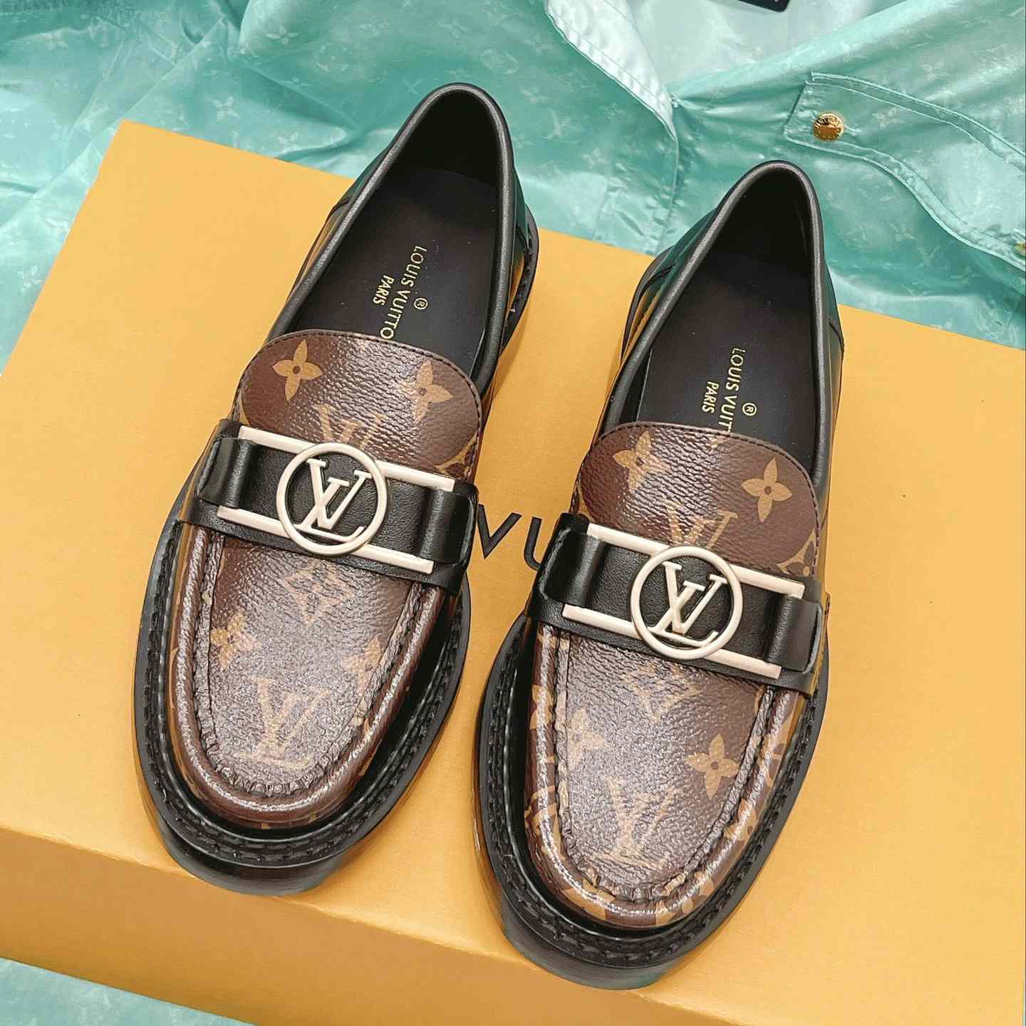 Louis Vuitton Academy Loafer    1A7TXK - DesignerGu