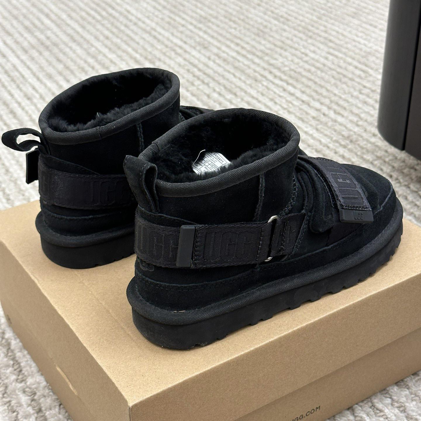 Ugg Logo Boots - DesignerGu