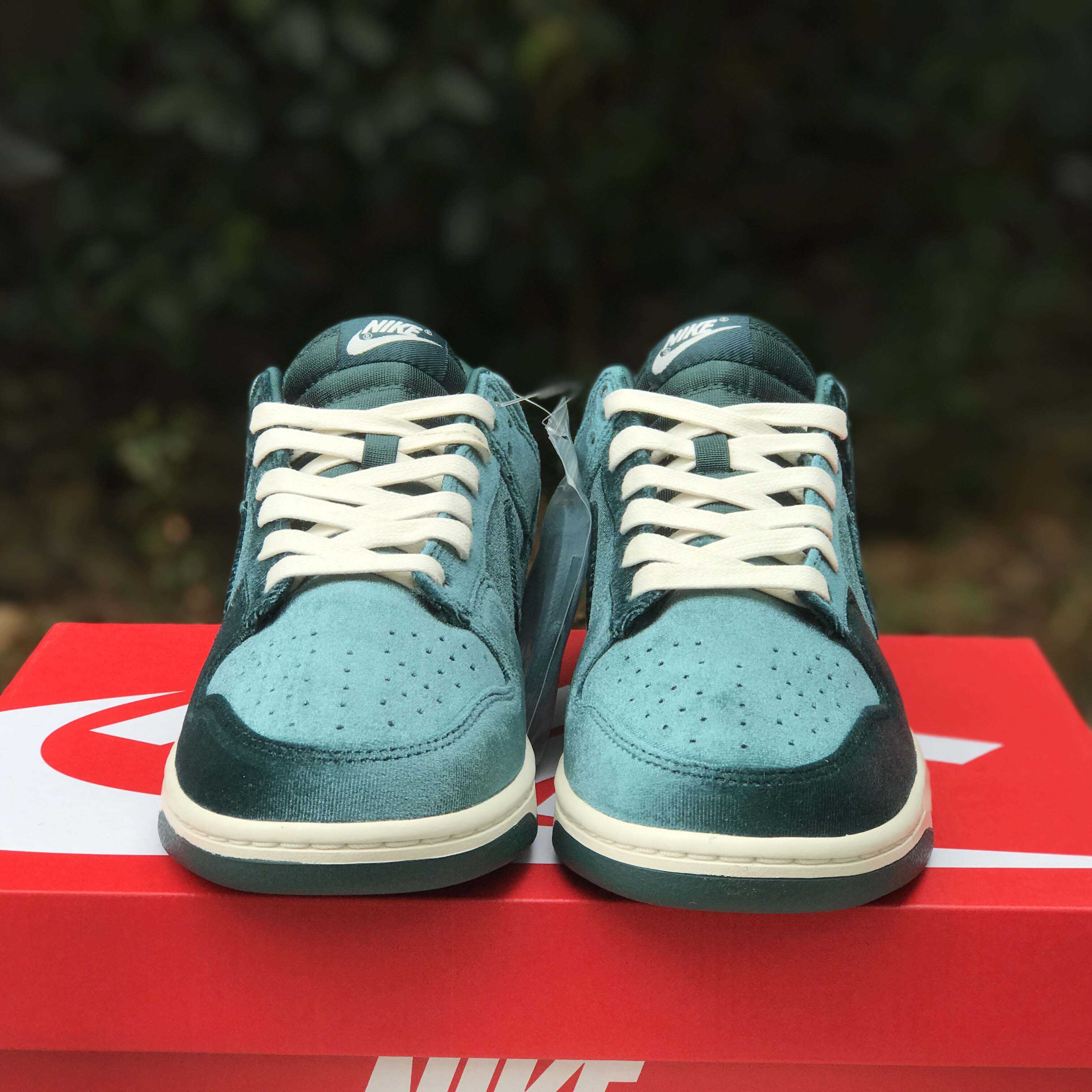 Nike Dunk Low “Green Velvet“ Sneaker   DZ5224-300 - DesignerGu