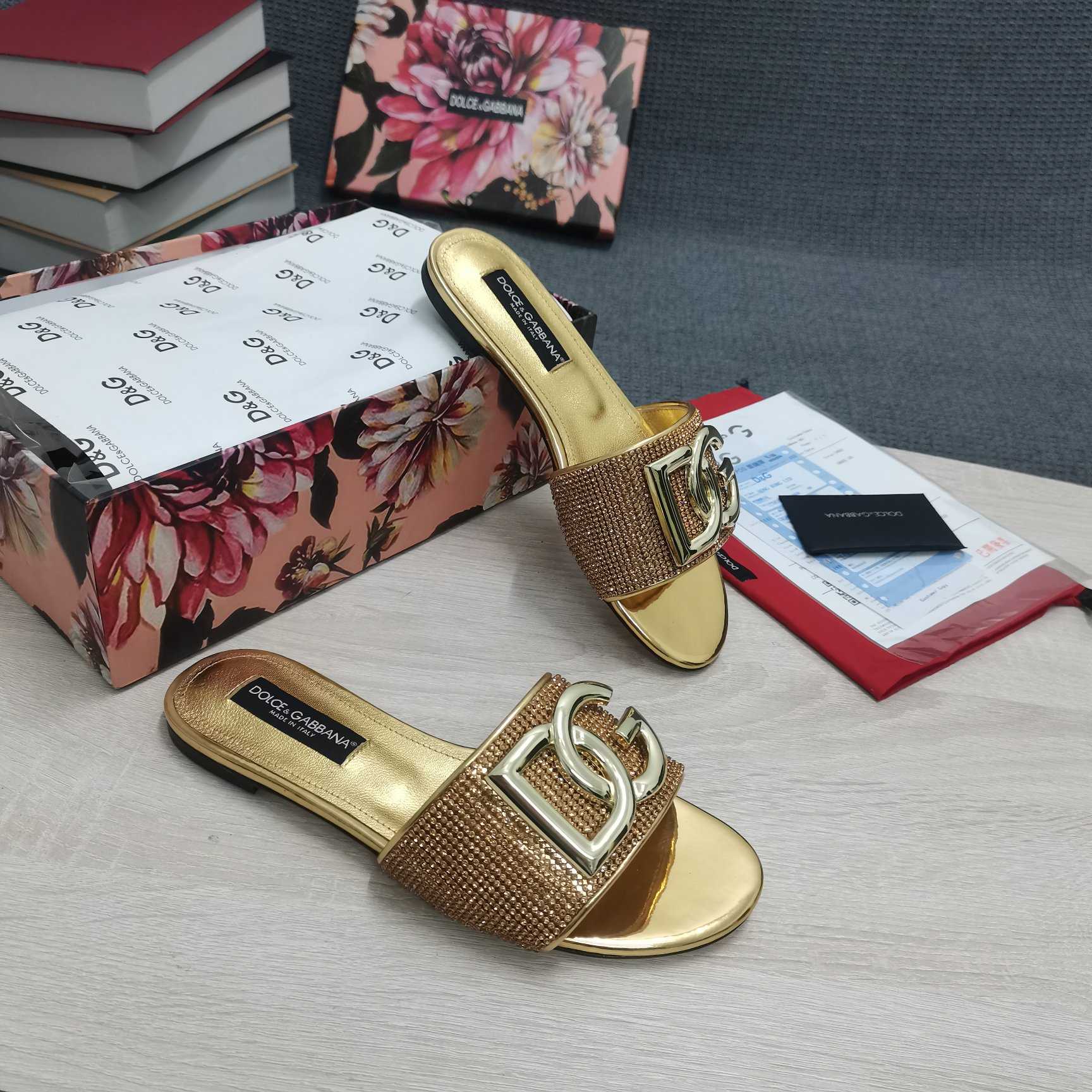 Dolce & Gabbana DG Logo Sandal - DesignerGu