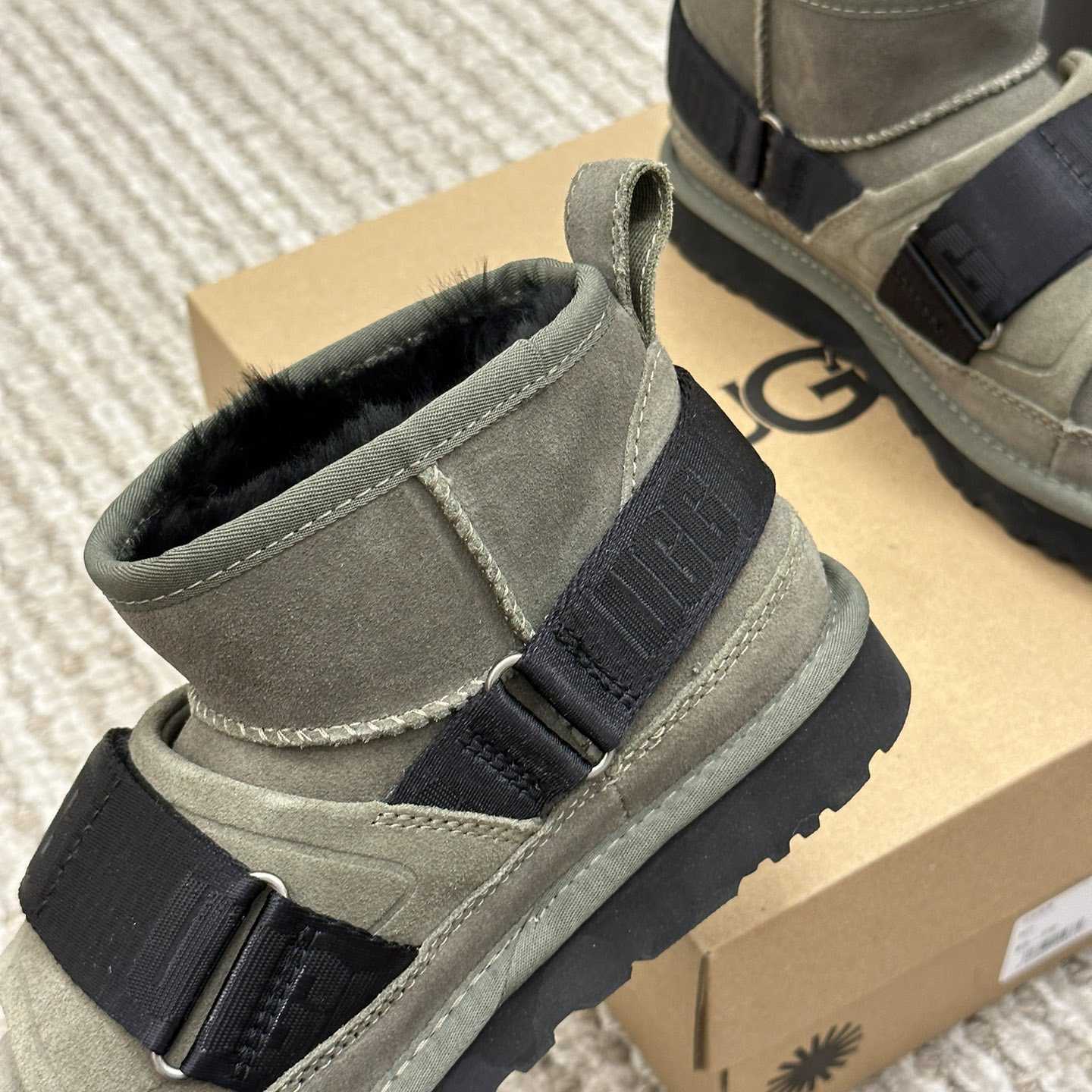 Ugg Logo Boots - DesignerGu