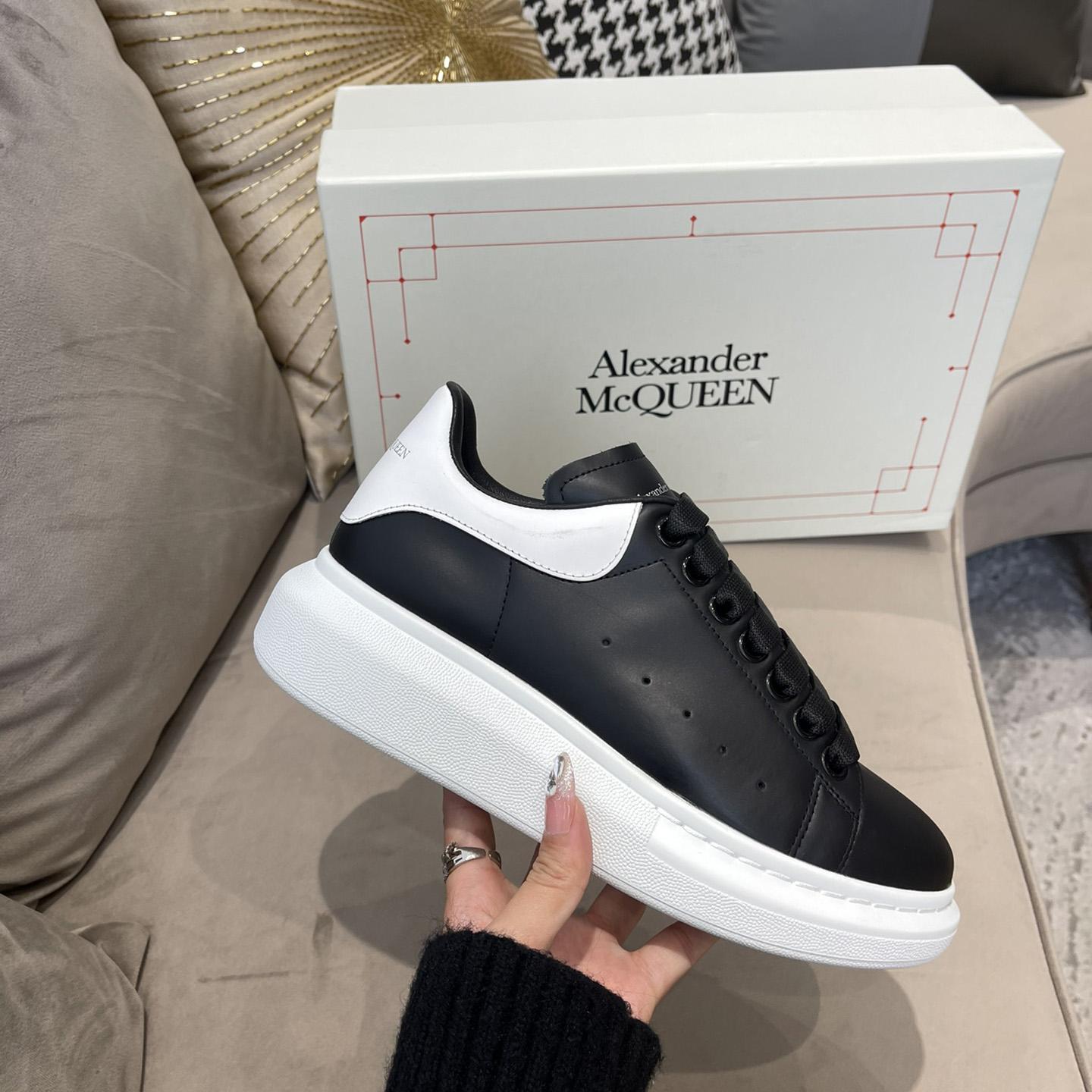 Alexander Mqueen Oversized Sneaker In Black/White - DesignerGu