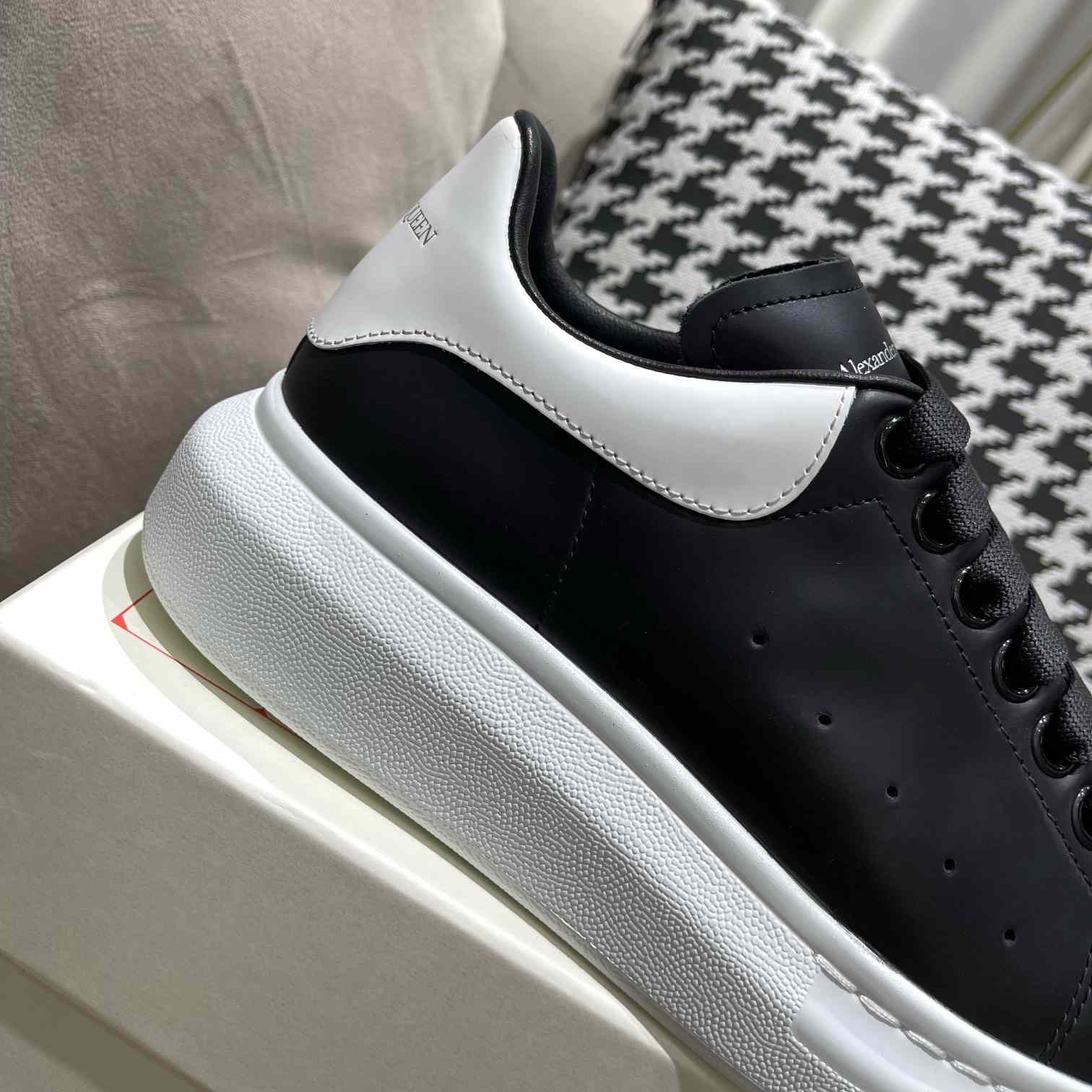 Alexander Mqueen Oversized Sneaker In Black/White - DesignerGu