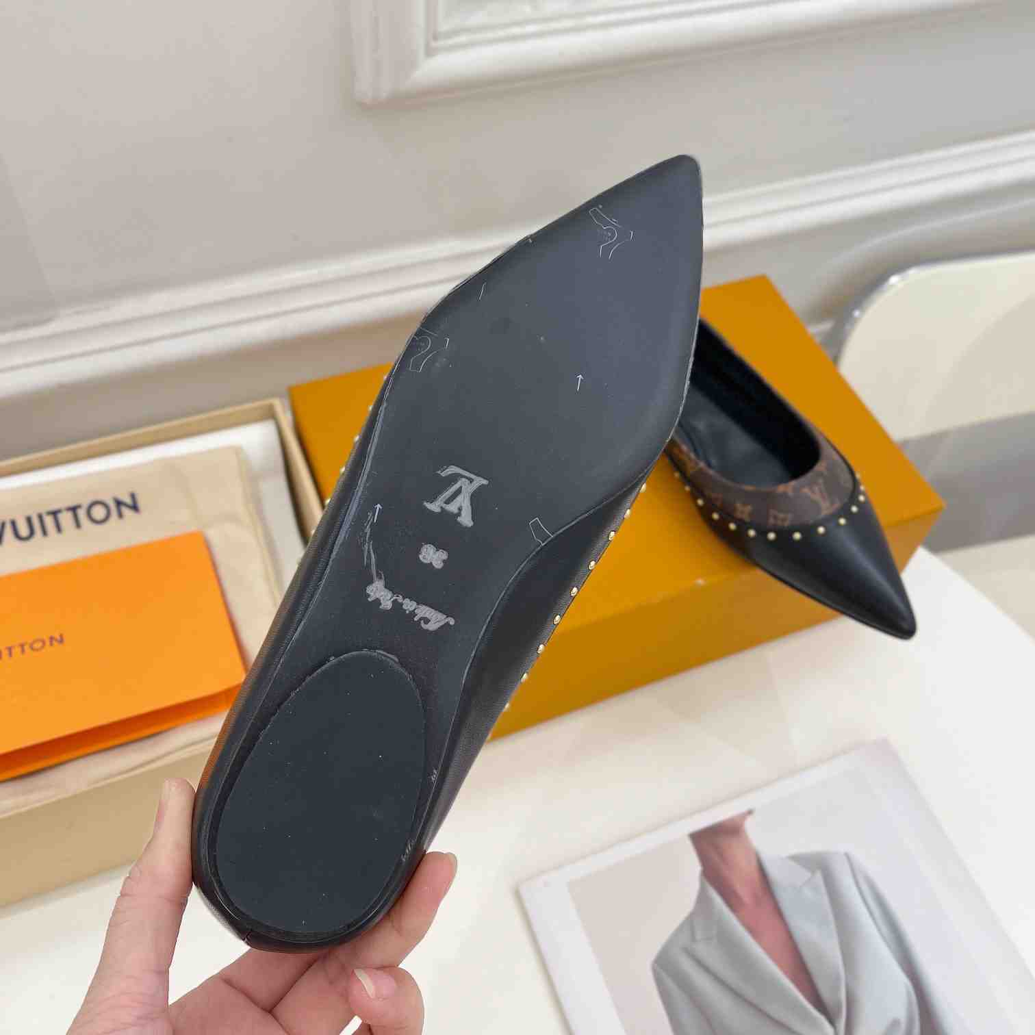 Louis Vuitton Signature Flat Ballerina   1AACKB - DesignerGu