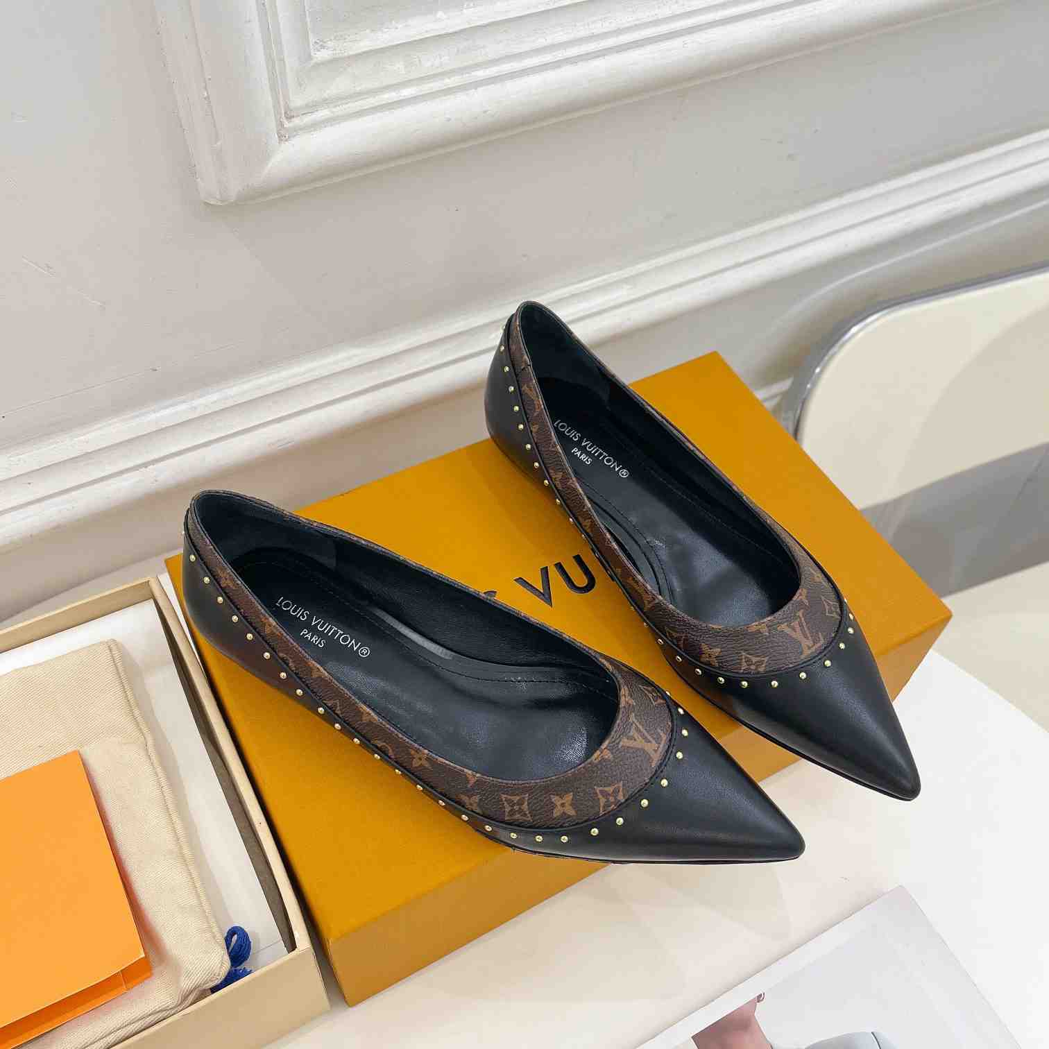 Louis Vuitton Signature Flat Ballerina   1AACKB - DesignerGu