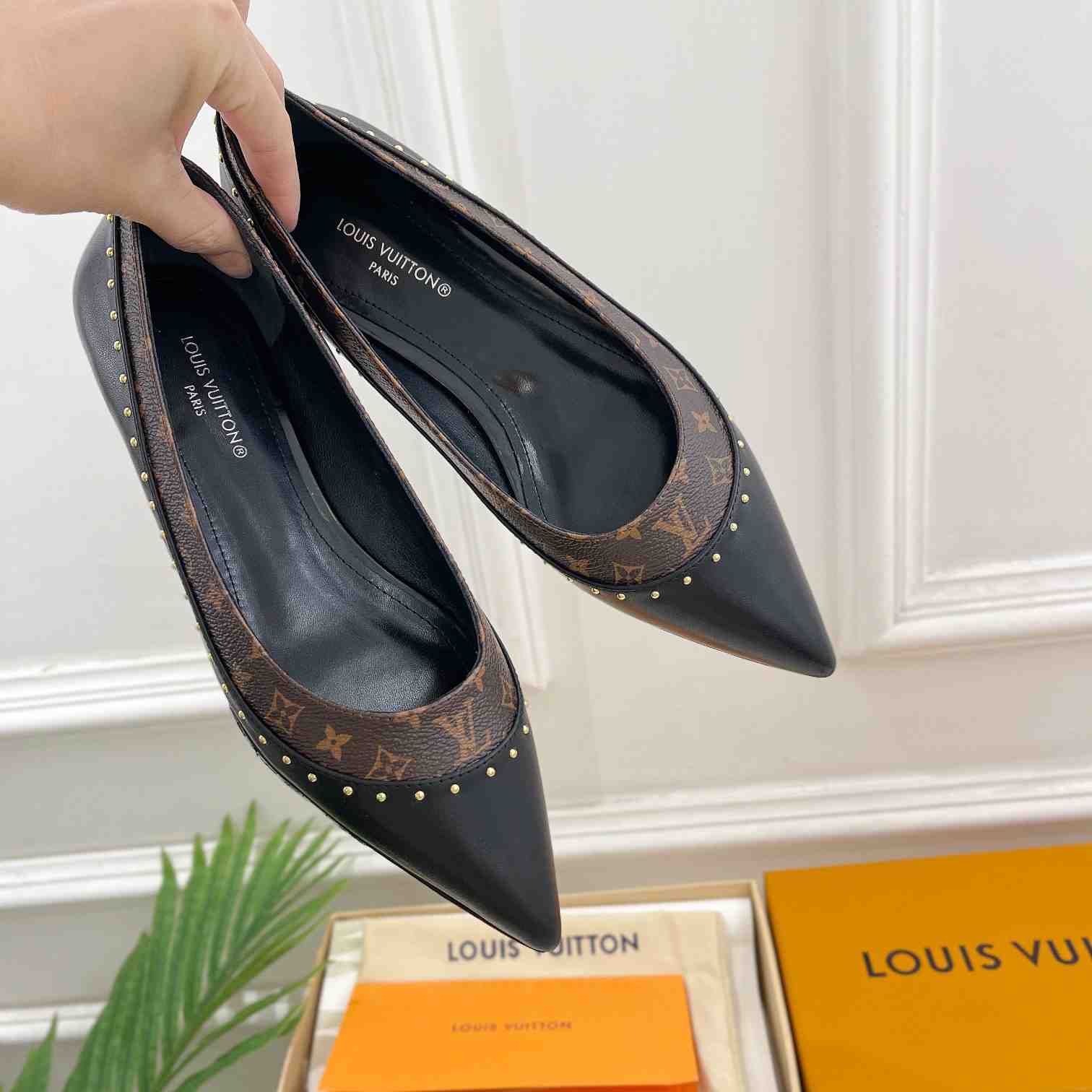 Louis Vuitton Signature Flat Ballerina   1AACKB - DesignerGu