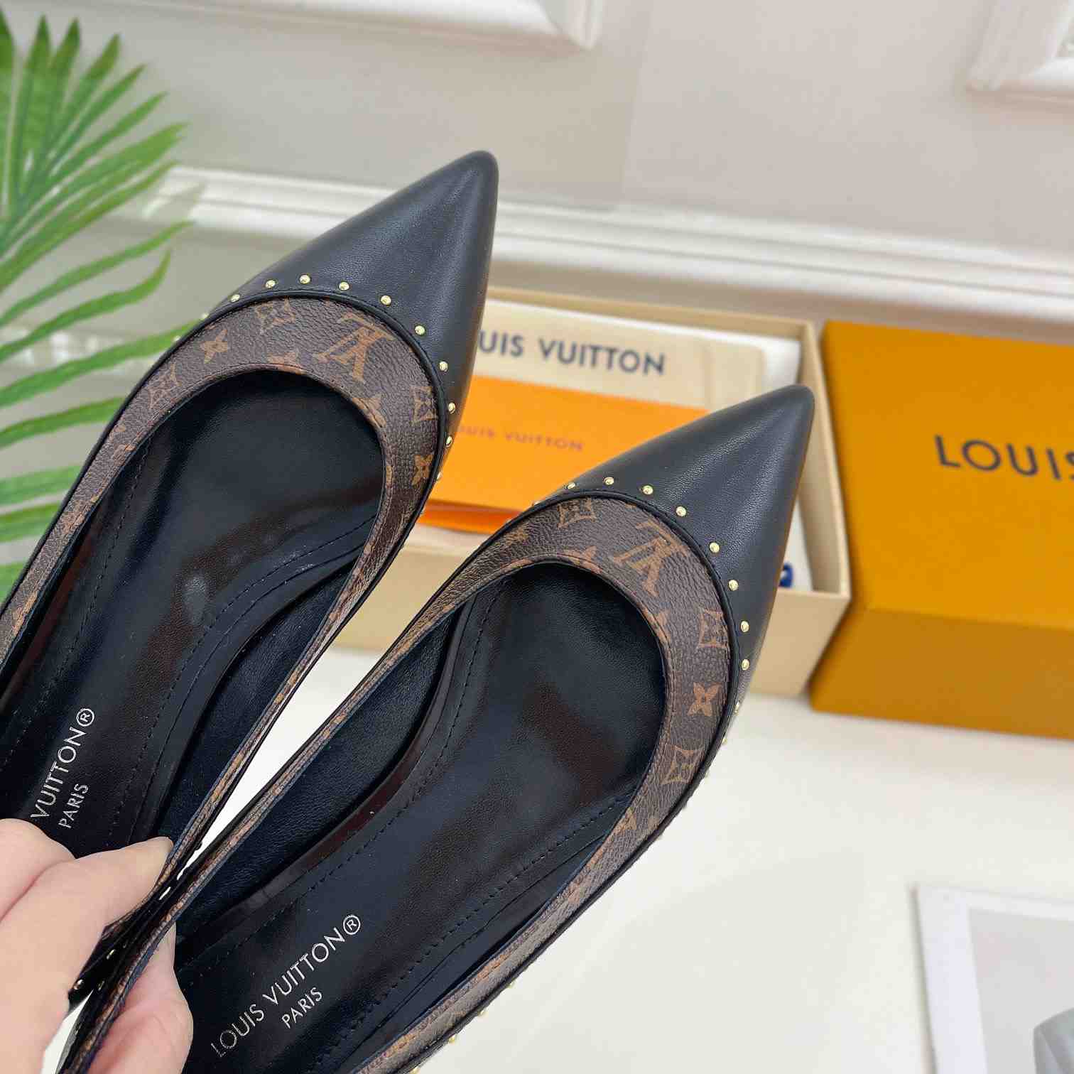 Louis Vuitton Signature Flat Ballerina   1AACKB - DesignerGu