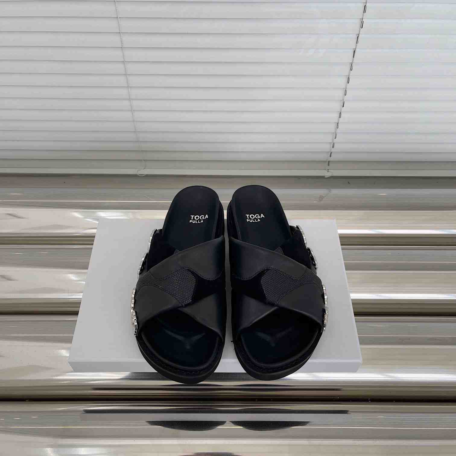 Toga Virilis Slides - DesignerGu