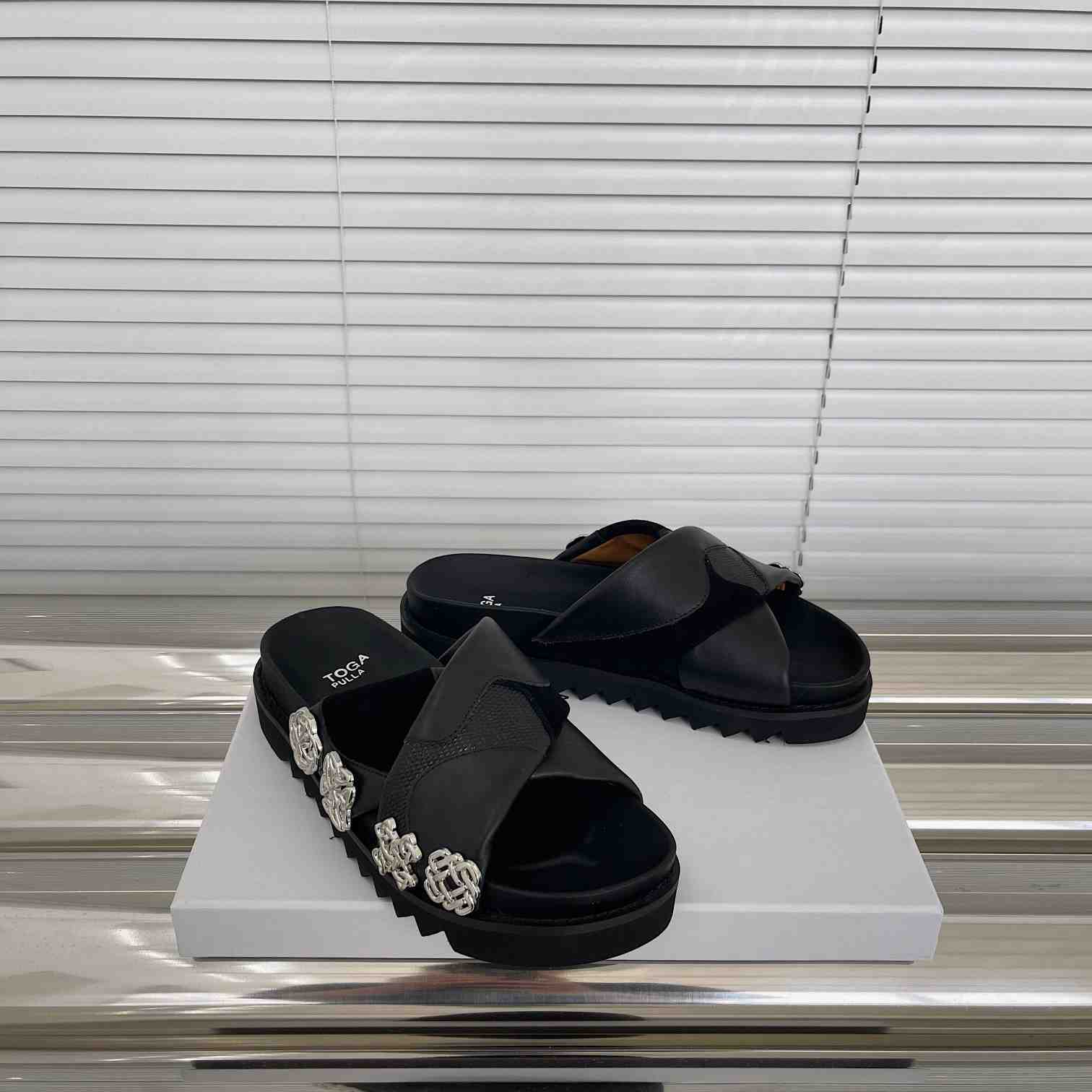 Toga Virilis Slides - DesignerGu