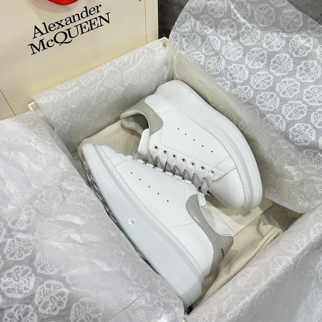 Alexander Mqueen Oversized Sneaker In White - DesignerGu