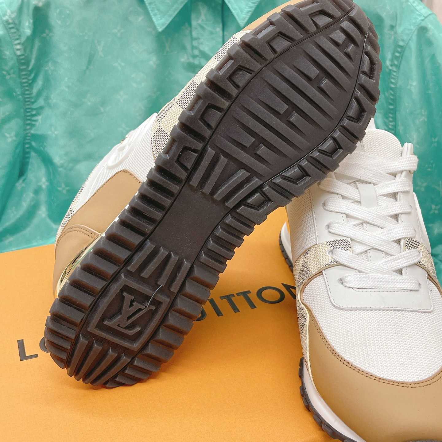 Louis Vuitton Run Away Sneaker      1AAWFD - DesignerGu