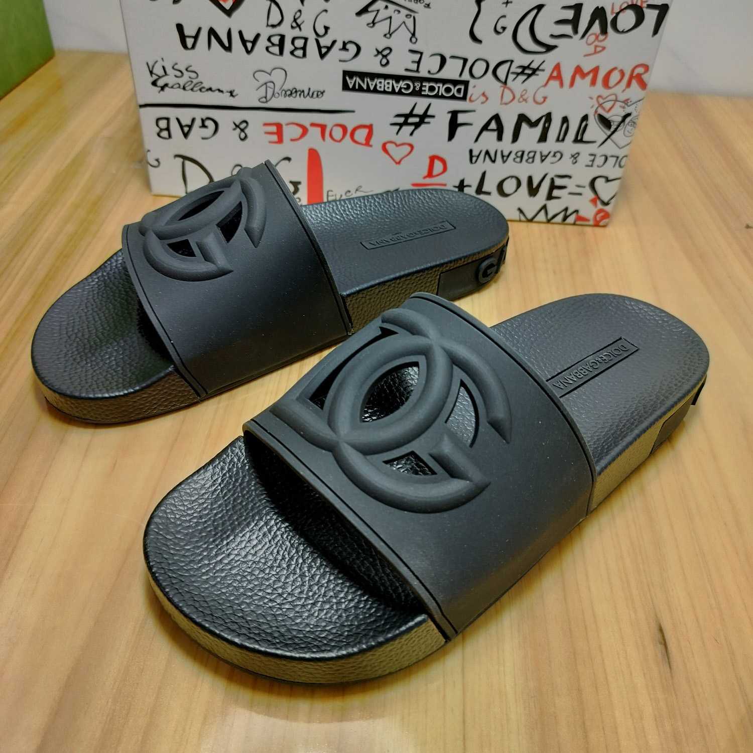 Dolce & Gabbana Rubber Beachwear Slides With DG Millennials Logo - DesignerGu