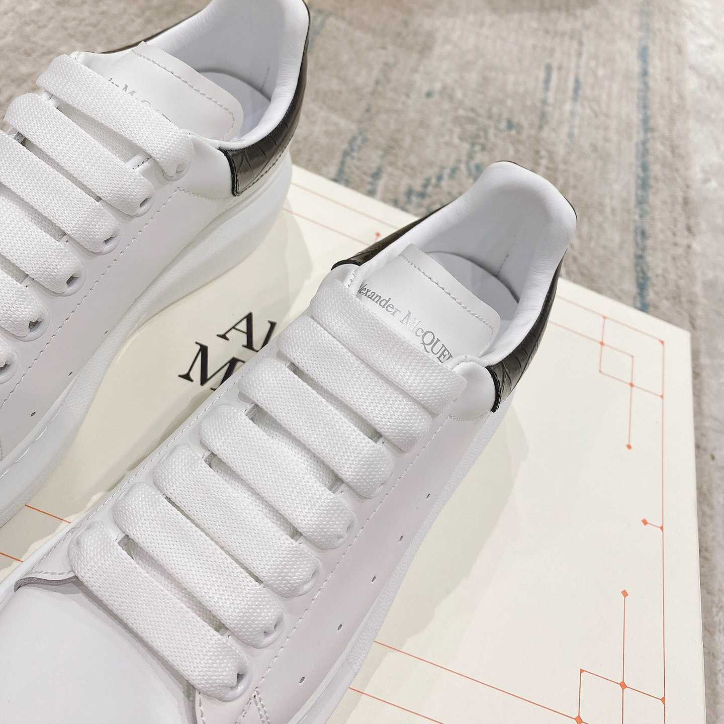 Alexander Mqueen Oversized Sneaker In White/Black - DesignerGu