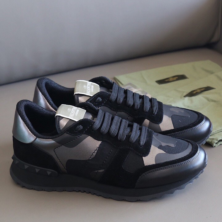 Valenti Garavani Black Rockrunner Sneakers - DesignerGu