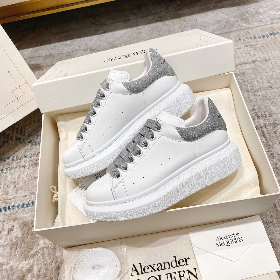 Alexander Mqueen Oversized Sneaker In White - DesignerGu