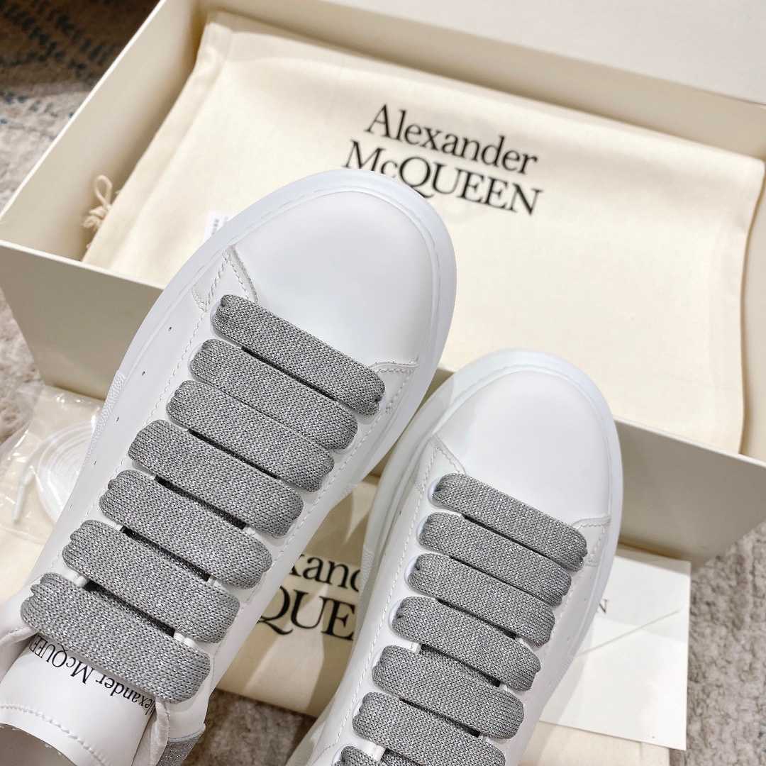 Alexander Mqueen Oversized Sneaker In White - DesignerGu