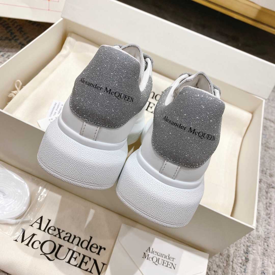 Alexander Mqueen Oversized Sneaker In White - DesignerGu