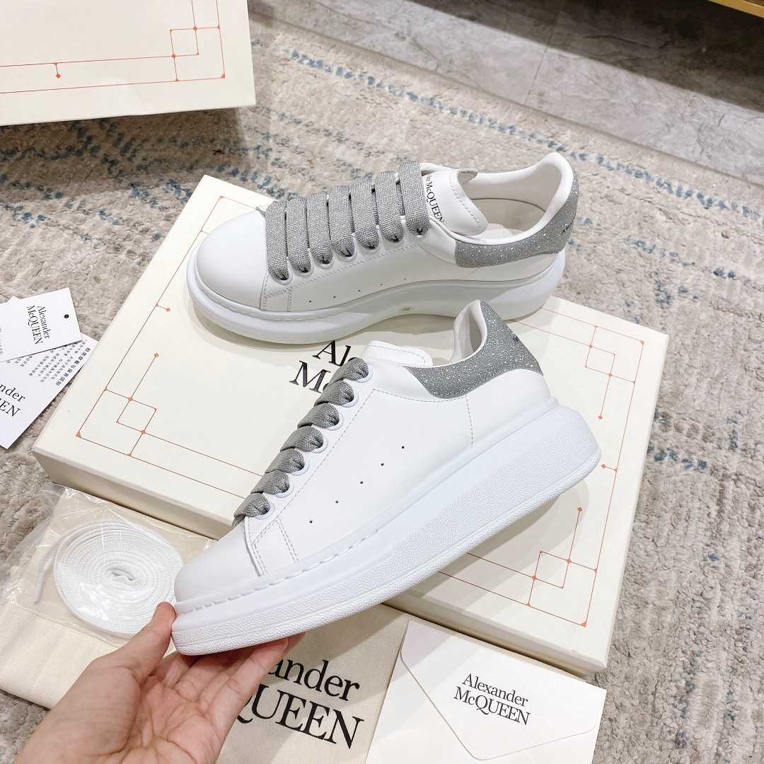 Alexander Mqueen Oversized Sneaker In White - DesignerGu