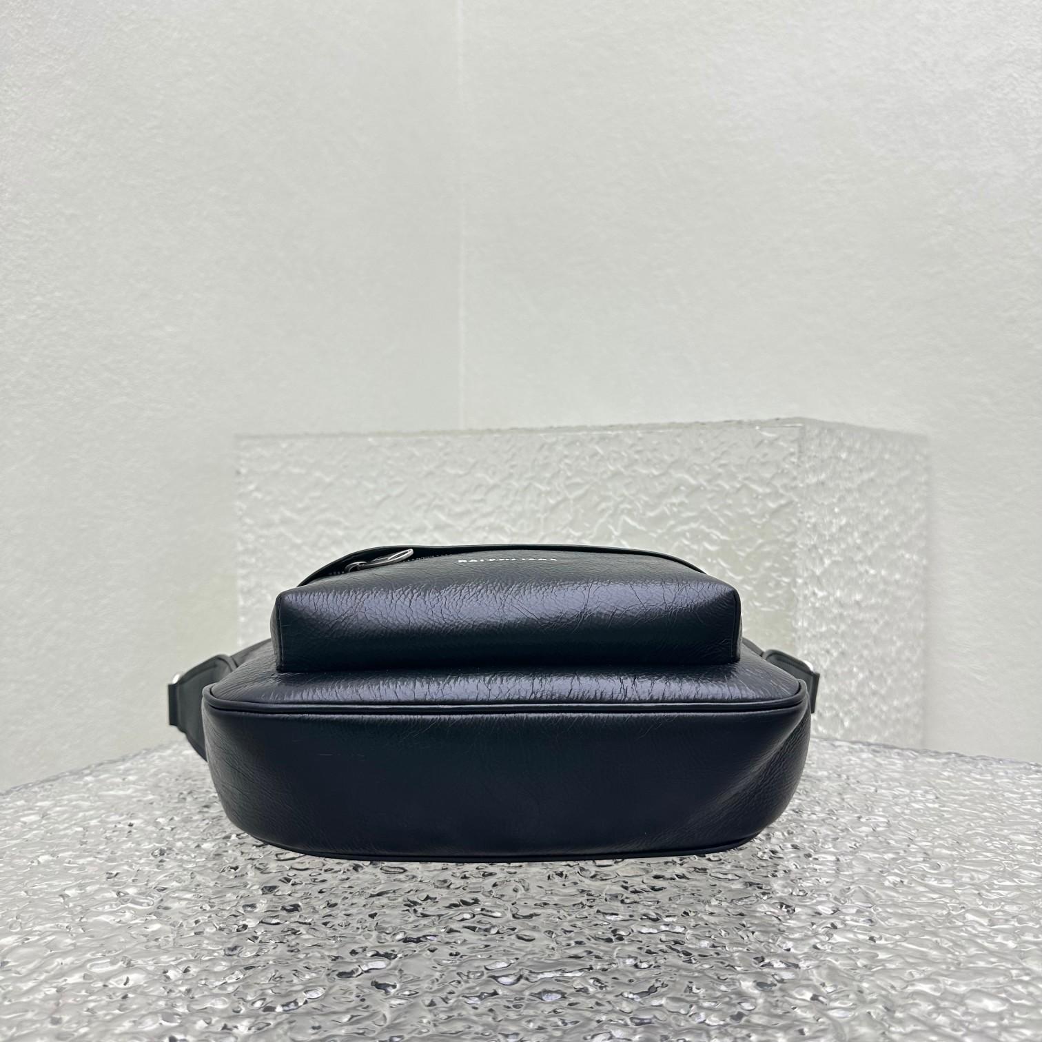 Balenciaga Raver Medium Bag With Handle In Black - DesignerGu