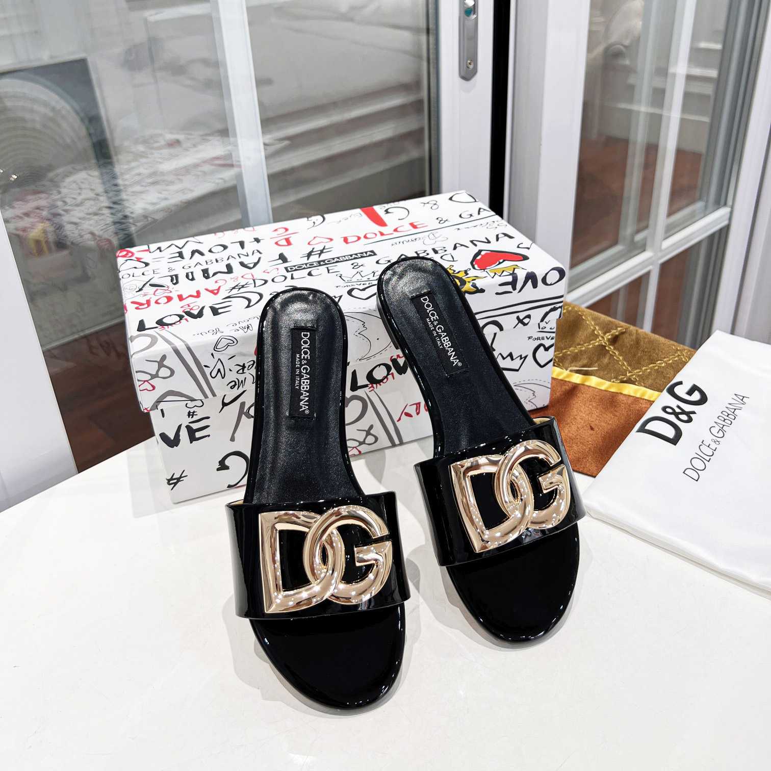 Dolce & Gabbana Polished Calfskin Sliders With DG Logo - DesignerGu