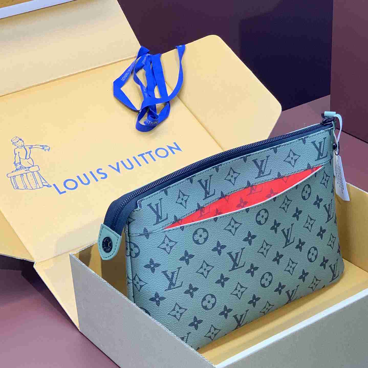 Louis Vuitton Pochette Voyage Souple (32 x 21 x 8cm)M82800 - DesignerGu