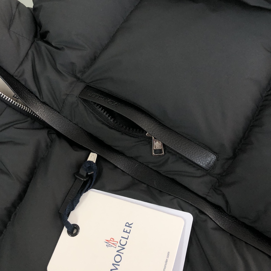 Moncler Besbre Short Down Jacket - DesignerGu