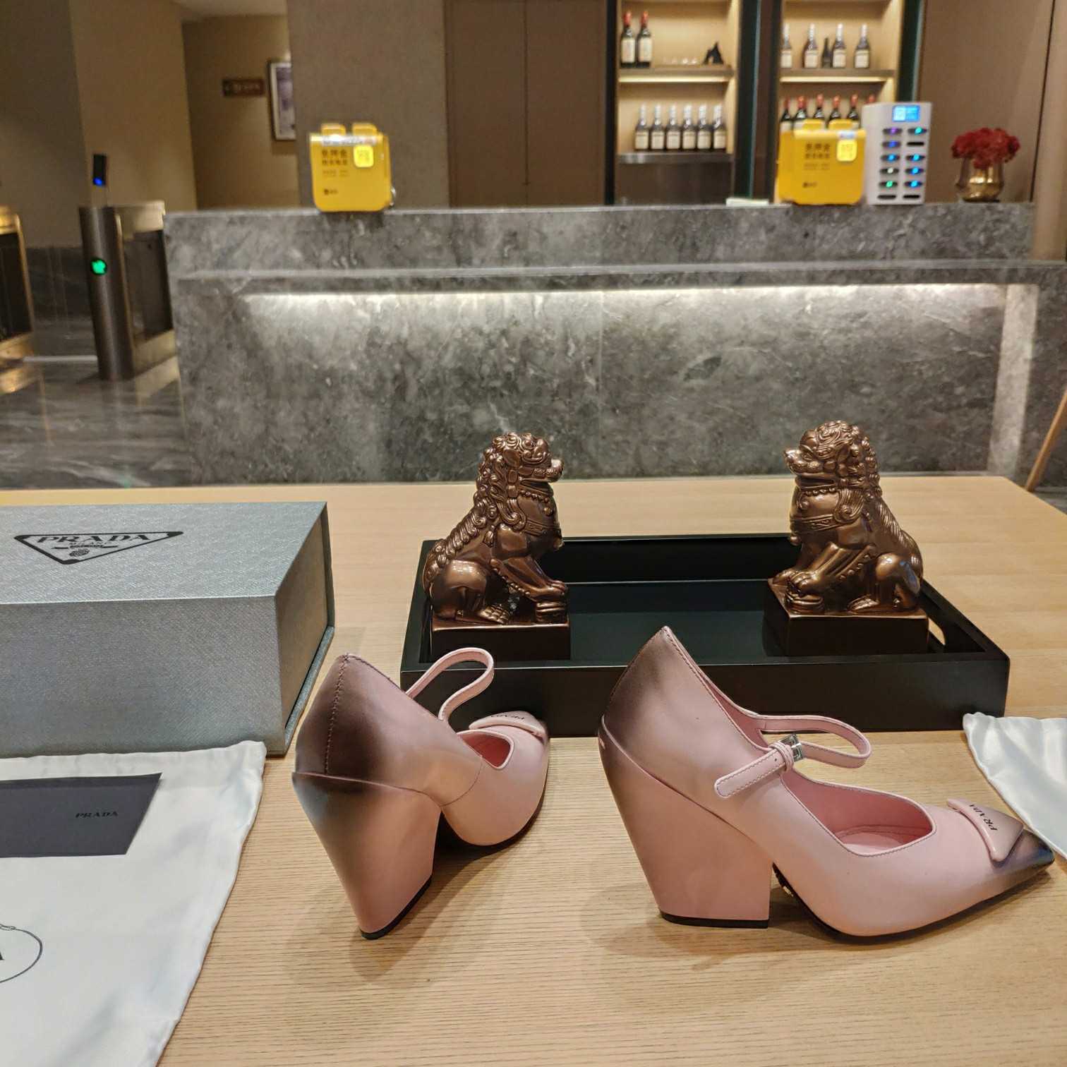 Prada Logo Toe Pumps - DesignerGu