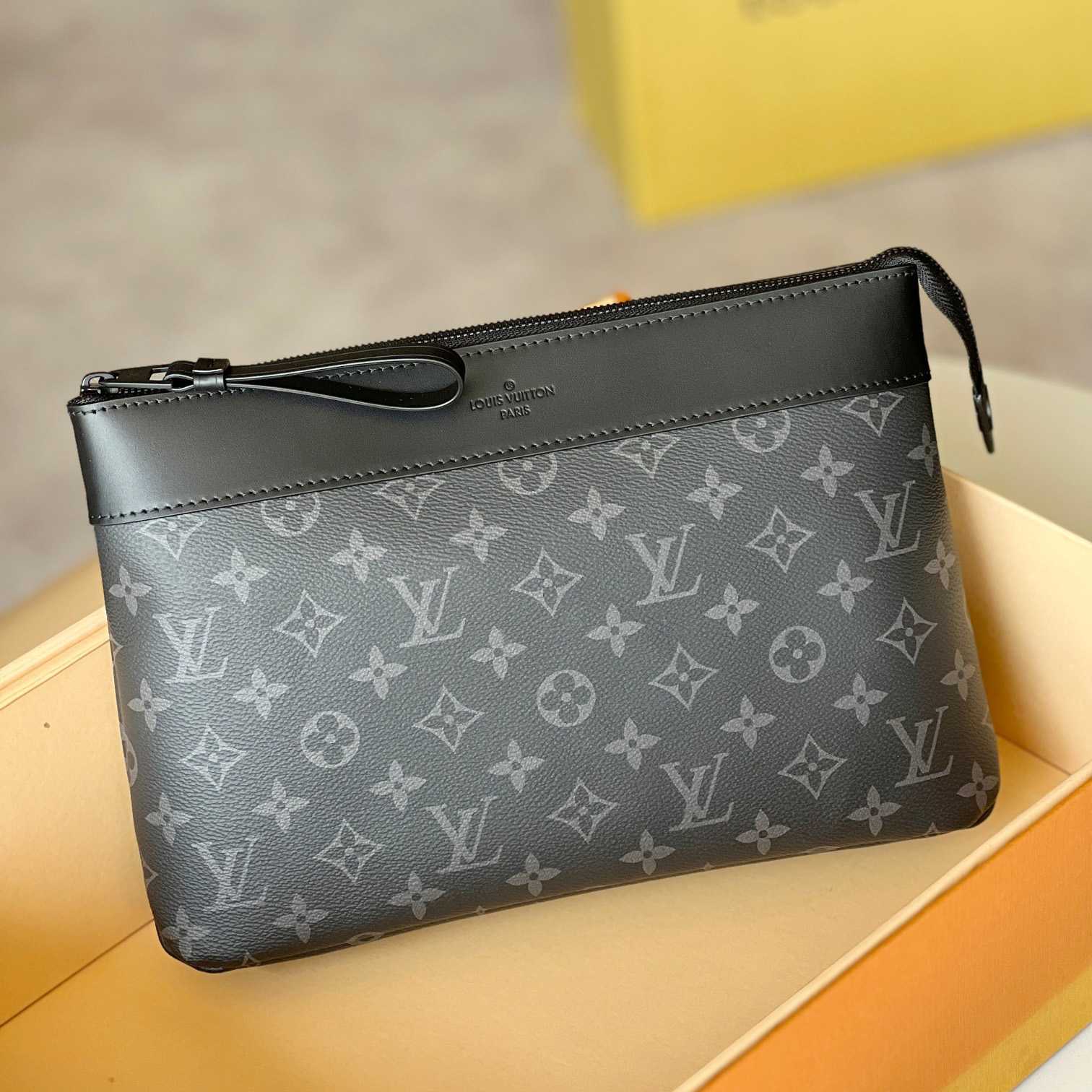 Louis Vuitton Pochette Voyage Souple (32 x 21 x 8cm)  M82543 - DesignerGu