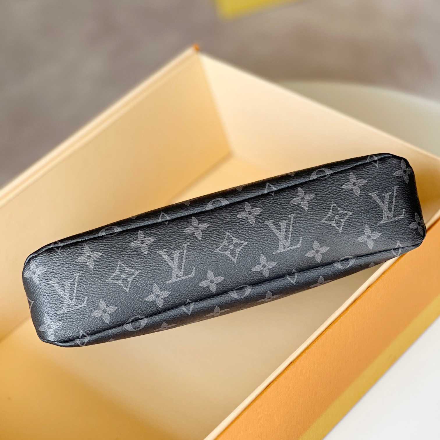 Louis Vuitton Pochette Voyage Souple (32 x 21 x 8cm)  M82543 - DesignerGu