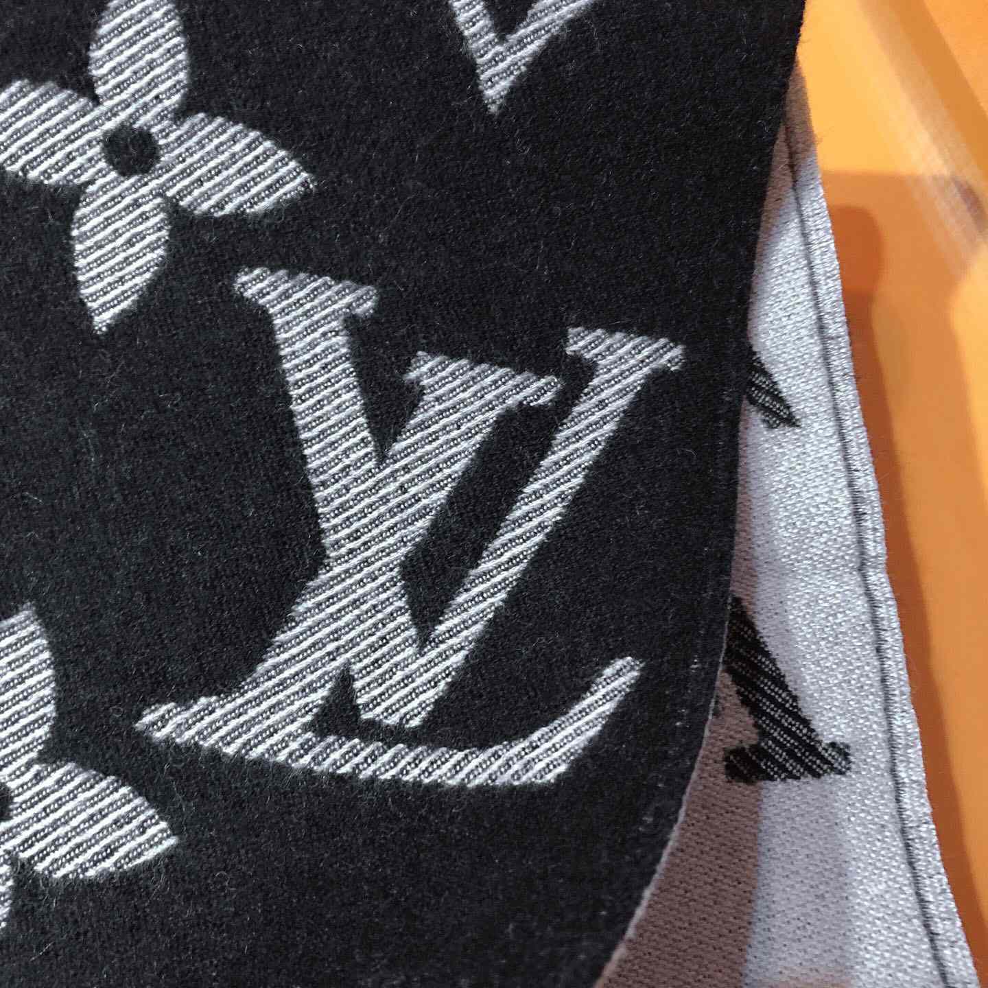 Louis Vuitton LV Essential Scarf - DesignerGu