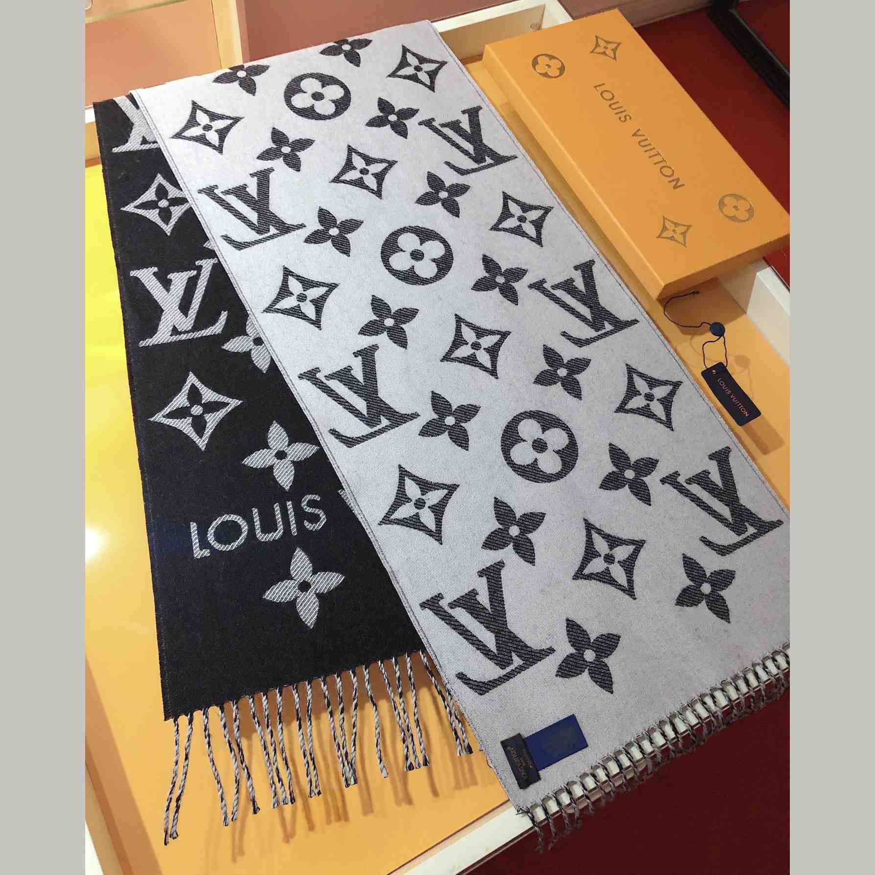 Louis Vuitton LV Essential Scarf - DesignerGu