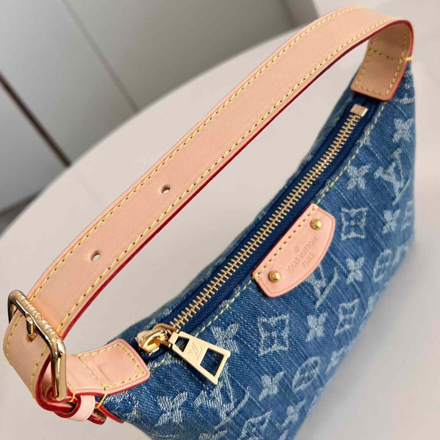 Louis Vuitton Hills Pochette    M82949 - DesignerGu