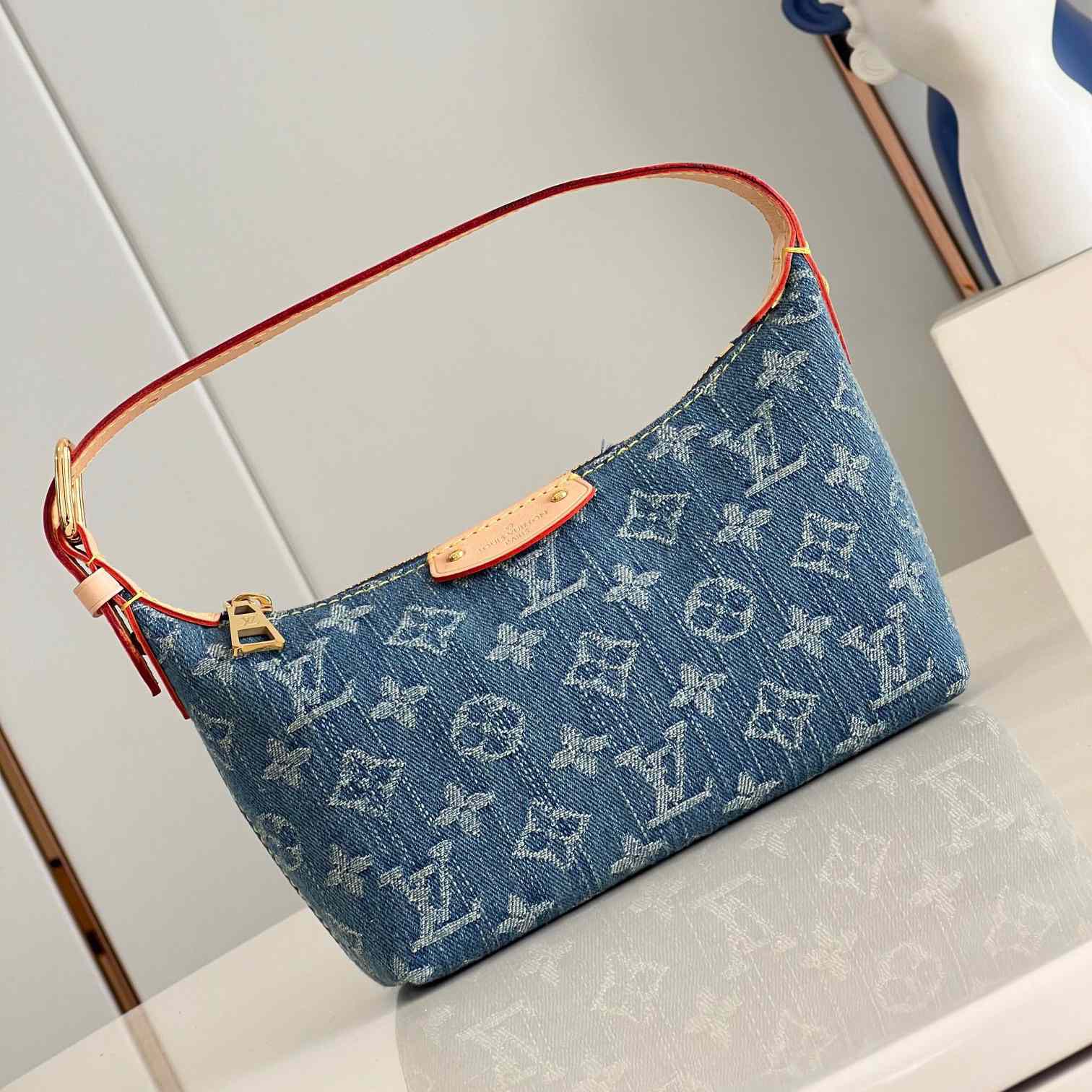 Louis Vuitton Hills Pochette    M82949 - DesignerGu