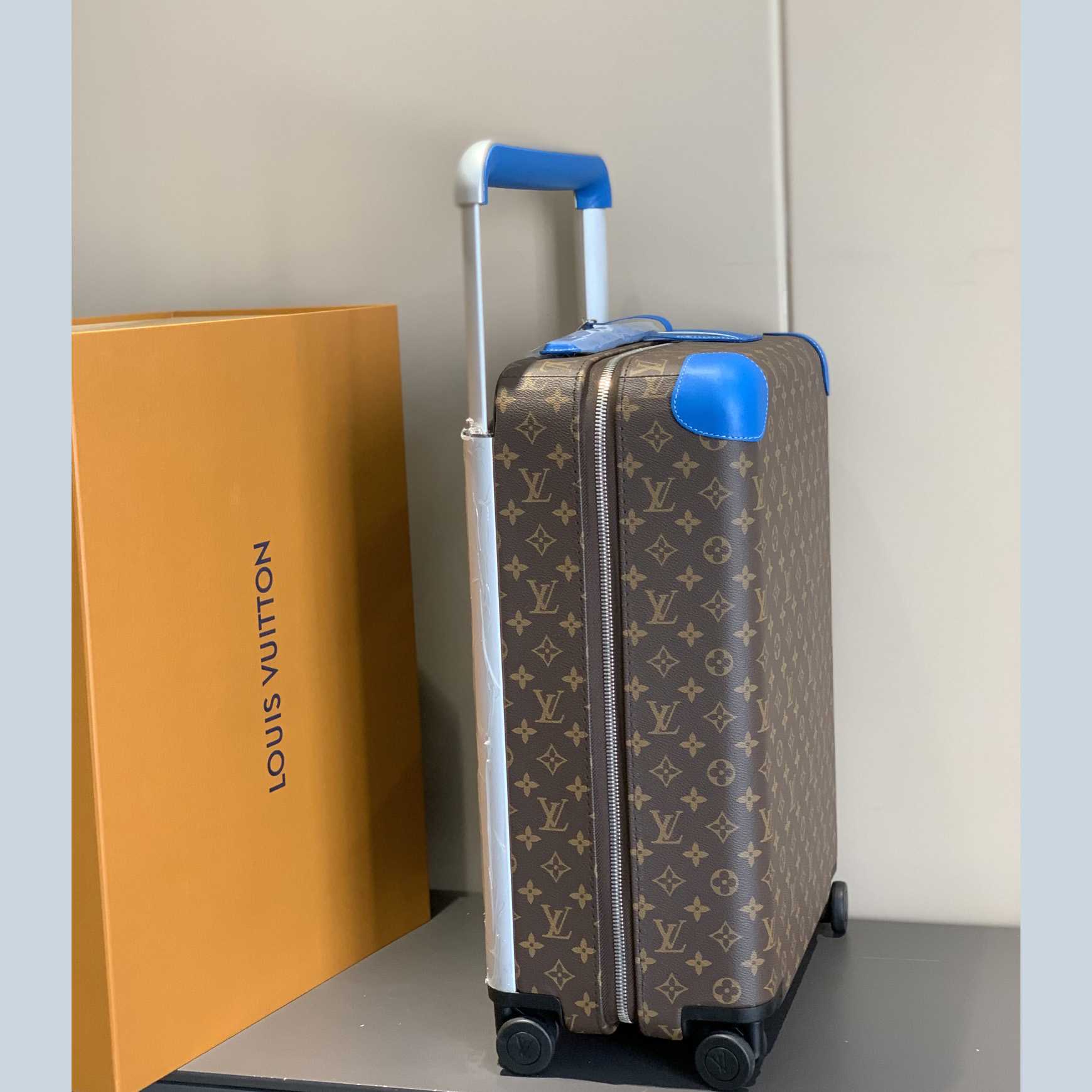 Louis Vuitton Luggage 20inch - DesignerGu