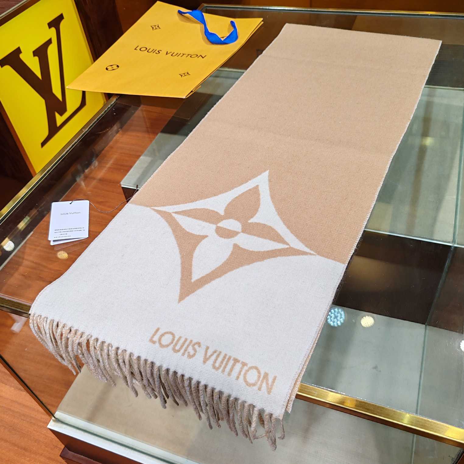 Louis Vuitton Graphic Dual Scarf - DesignerGu