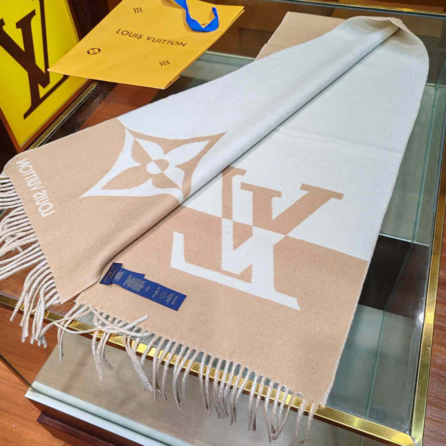 Louis Vuitton Graphic Dual Scarf - DesignerGu