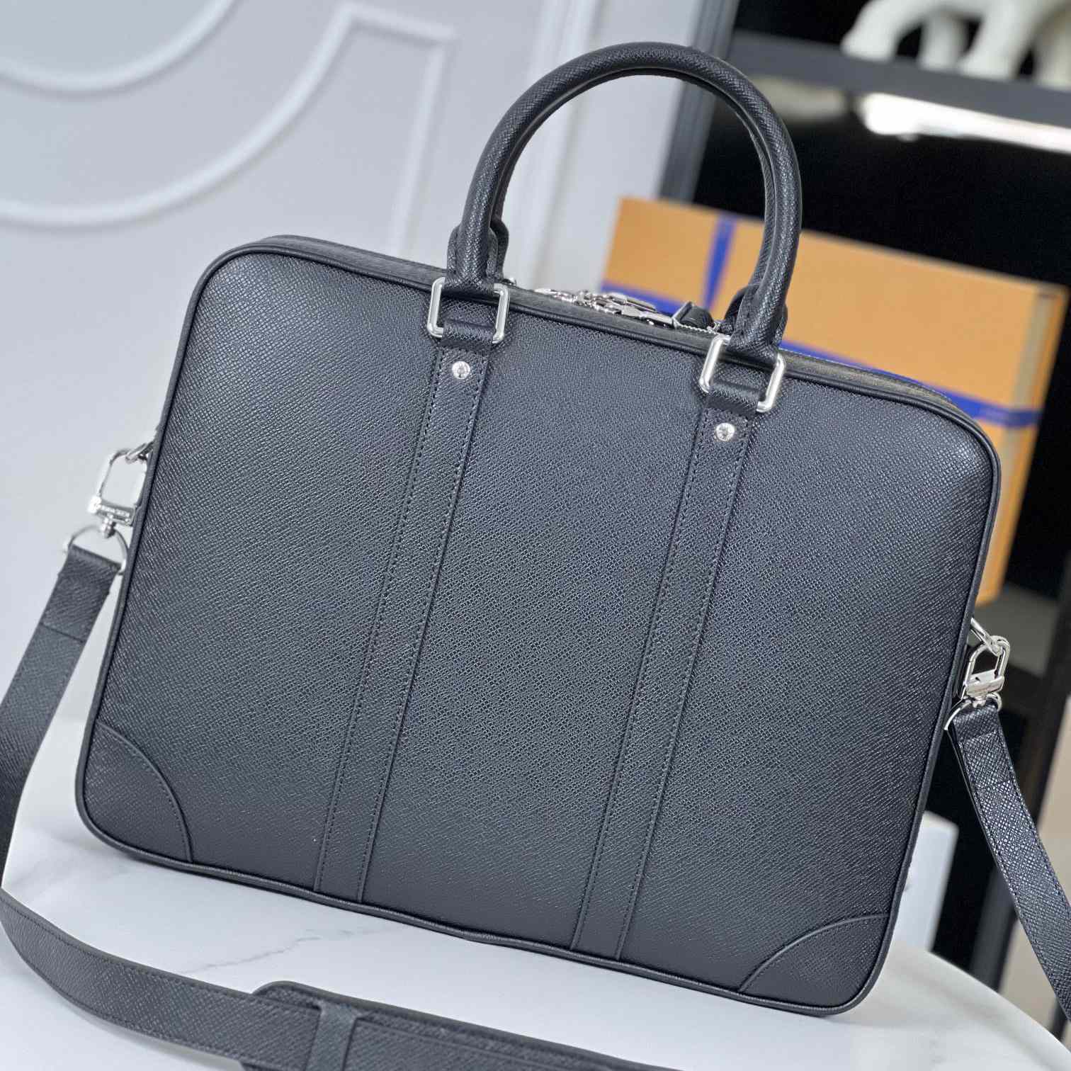 Louis Vuitton Porte Documents Voyage    M30967 - DesignerGu