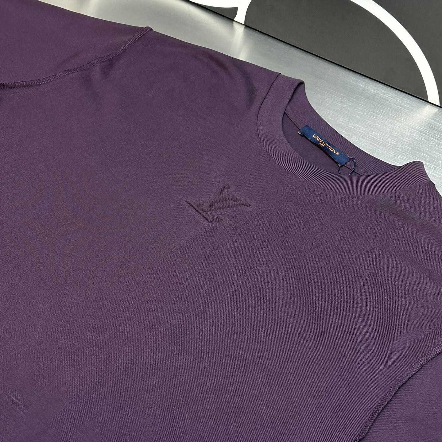 Louis Vuitton Embossed Lv Cotton T-Shirt    1AF682 - DesignerGu