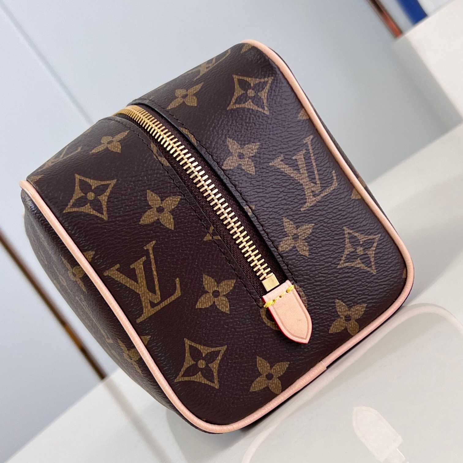 Louis Vuitton Locker Dopp Kit   M83112 - DesignerGu