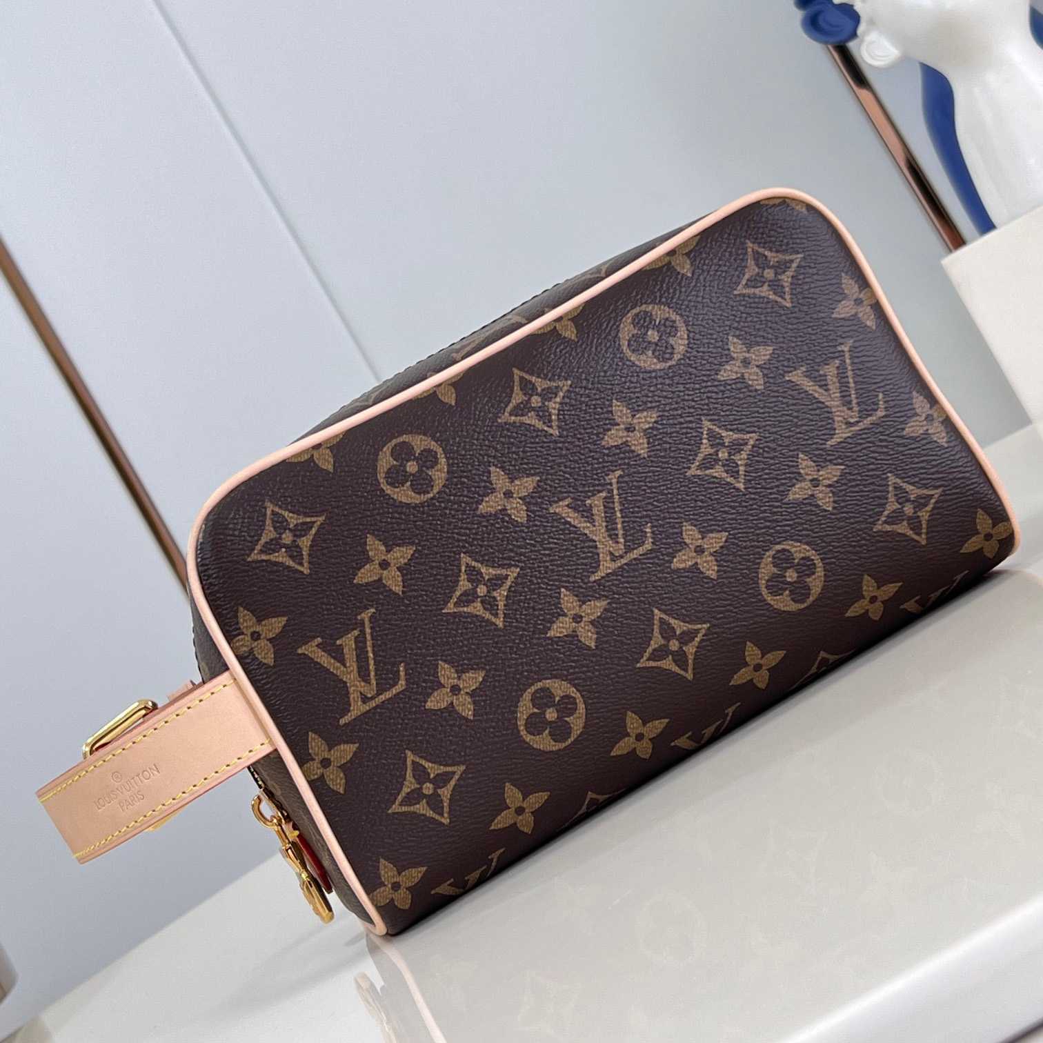 Louis Vuitton Locker Dopp Kit   M83112 - DesignerGu