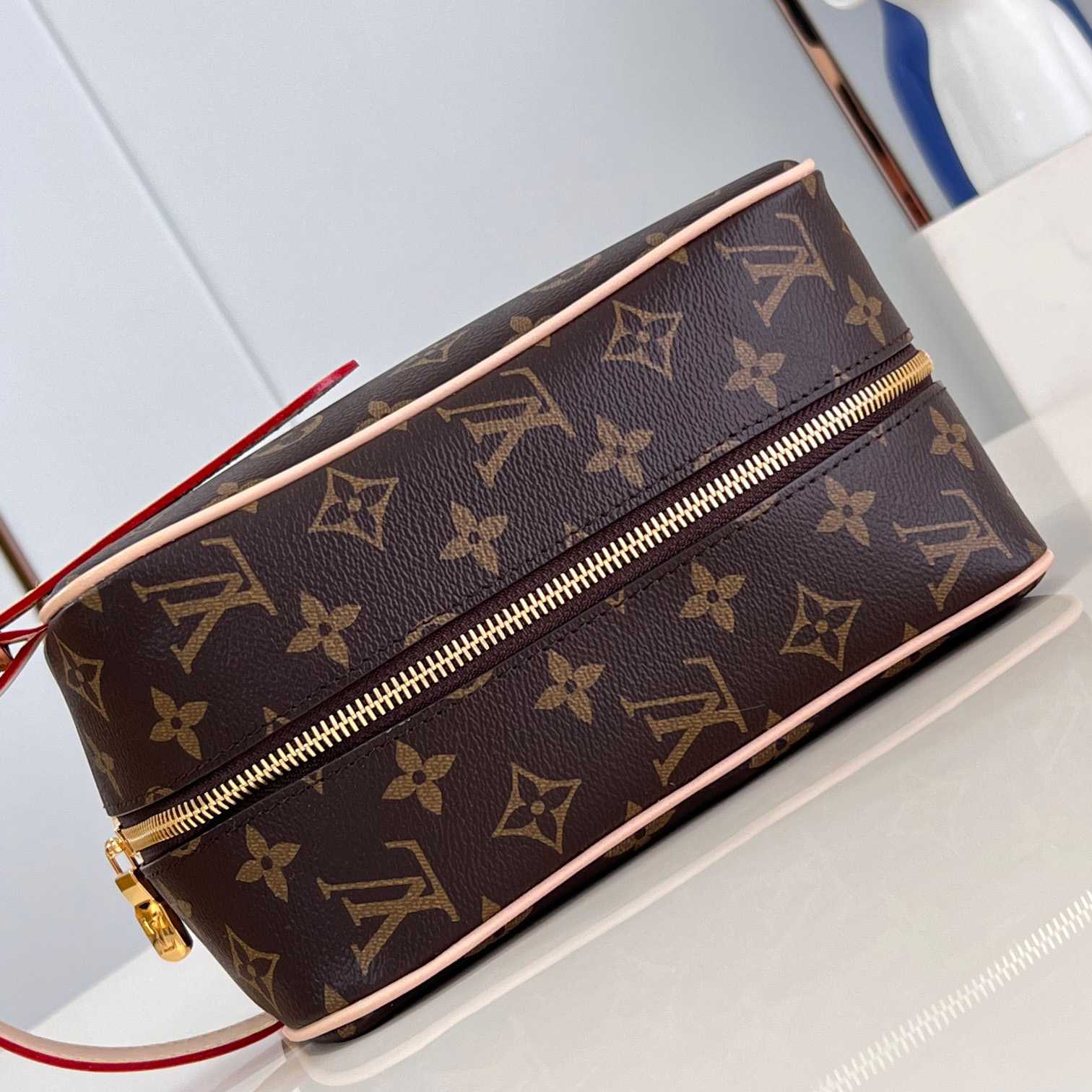 Louis Vuitton Locker Dopp Kit   M83112 - DesignerGu