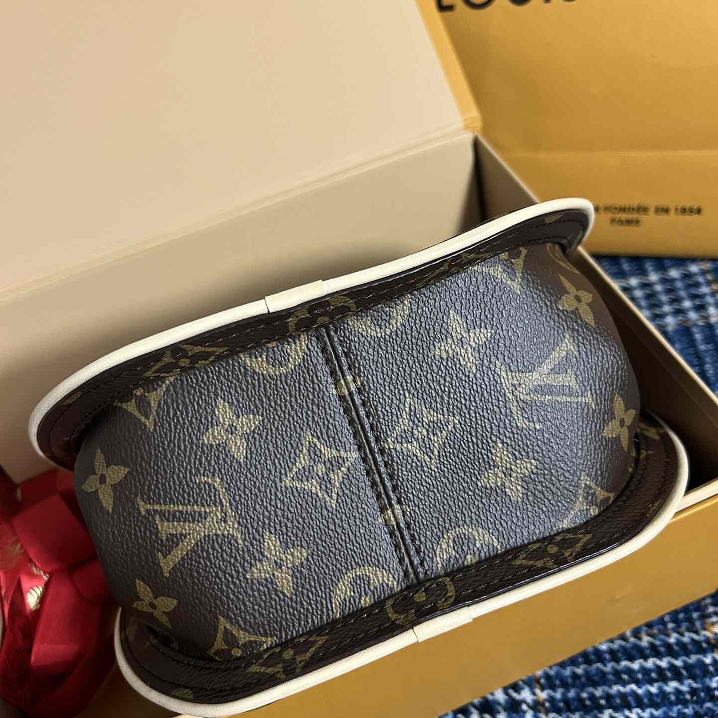 Louis Vuitton Around Me PM    M47117 - DesignerGu