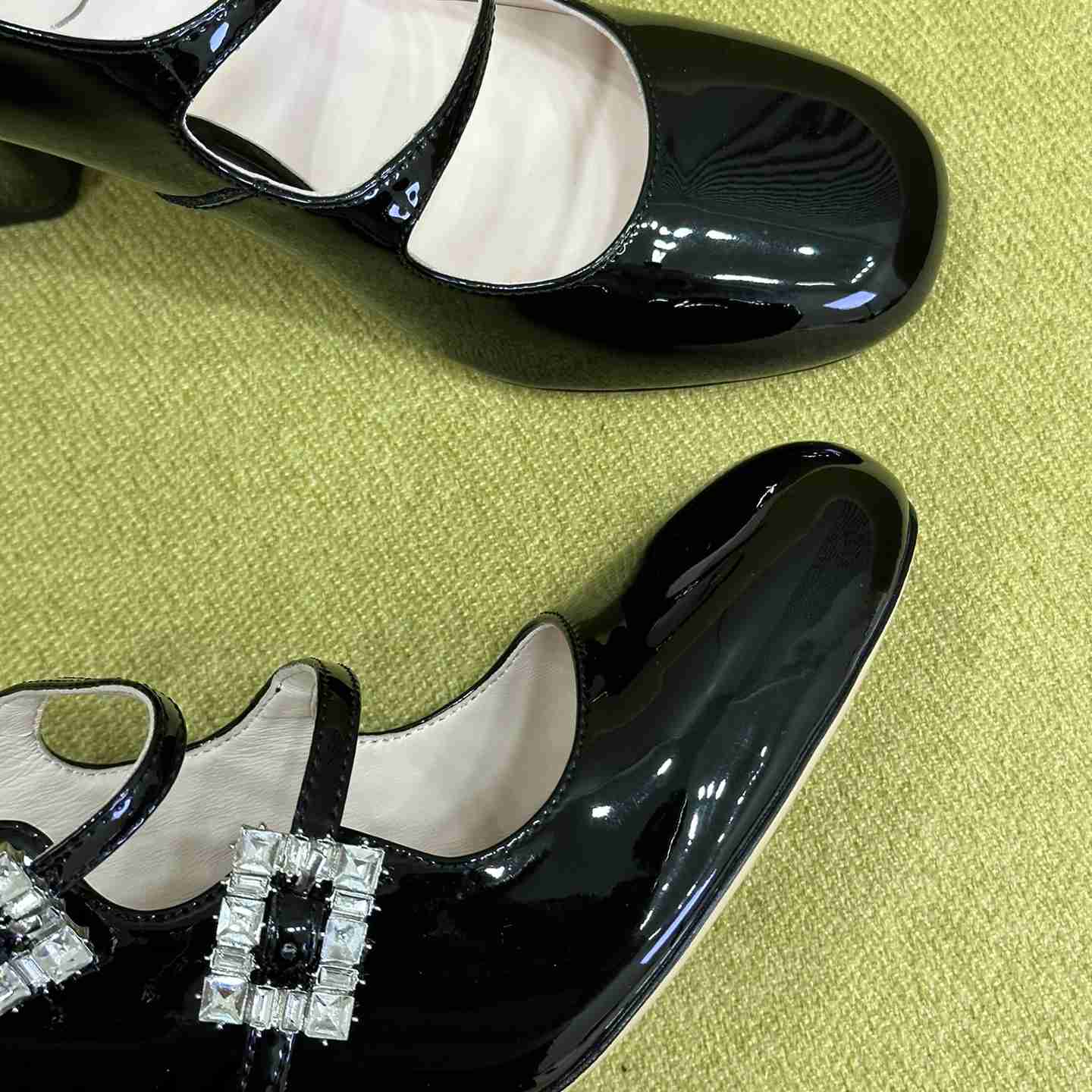 Roger Vivier Trés Vivier Strass Buckle Mini Babies Pumps in Patent Leather - DesignerGu