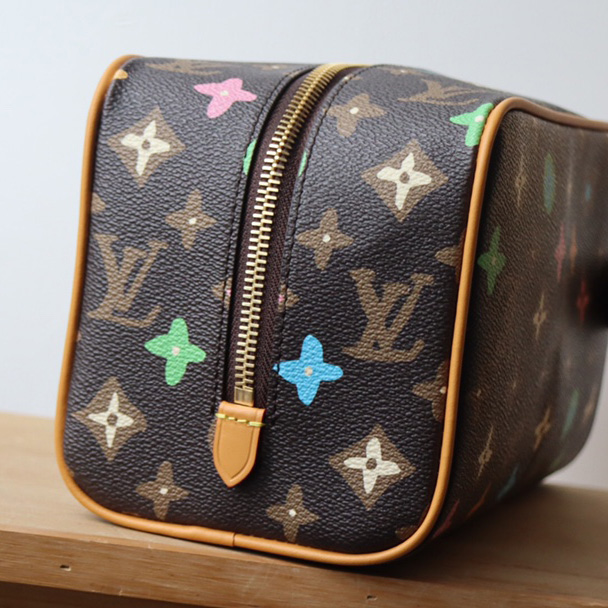 Louis Vuitton Locker Dopp Kit    M47069 - DesignerGu