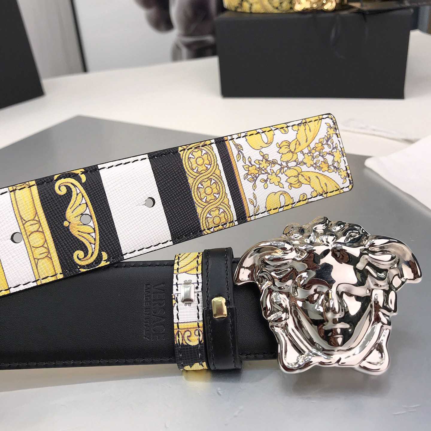 Versace Barocco Reversible LeatherBelt    40mm - DesignerGu