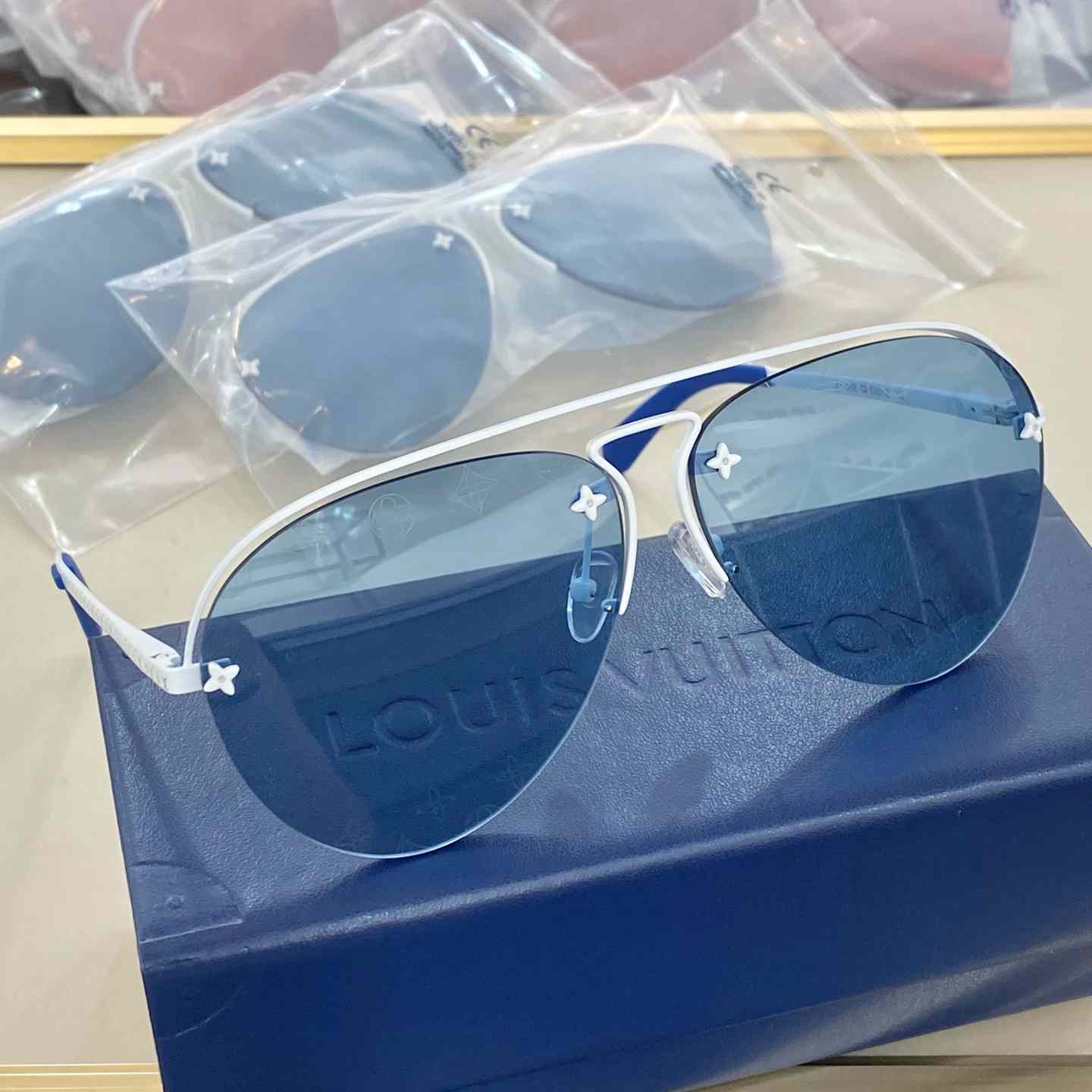 Louis Vuitton Sunglasses     - DesignerGu