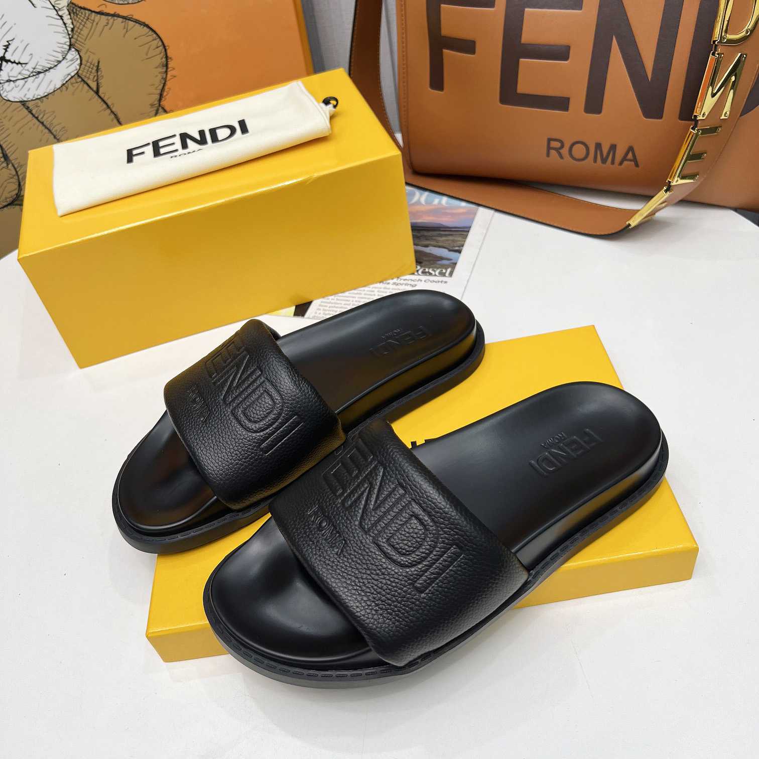 Fendi Roma Slides Black Leather Fussbett - DesignerGu